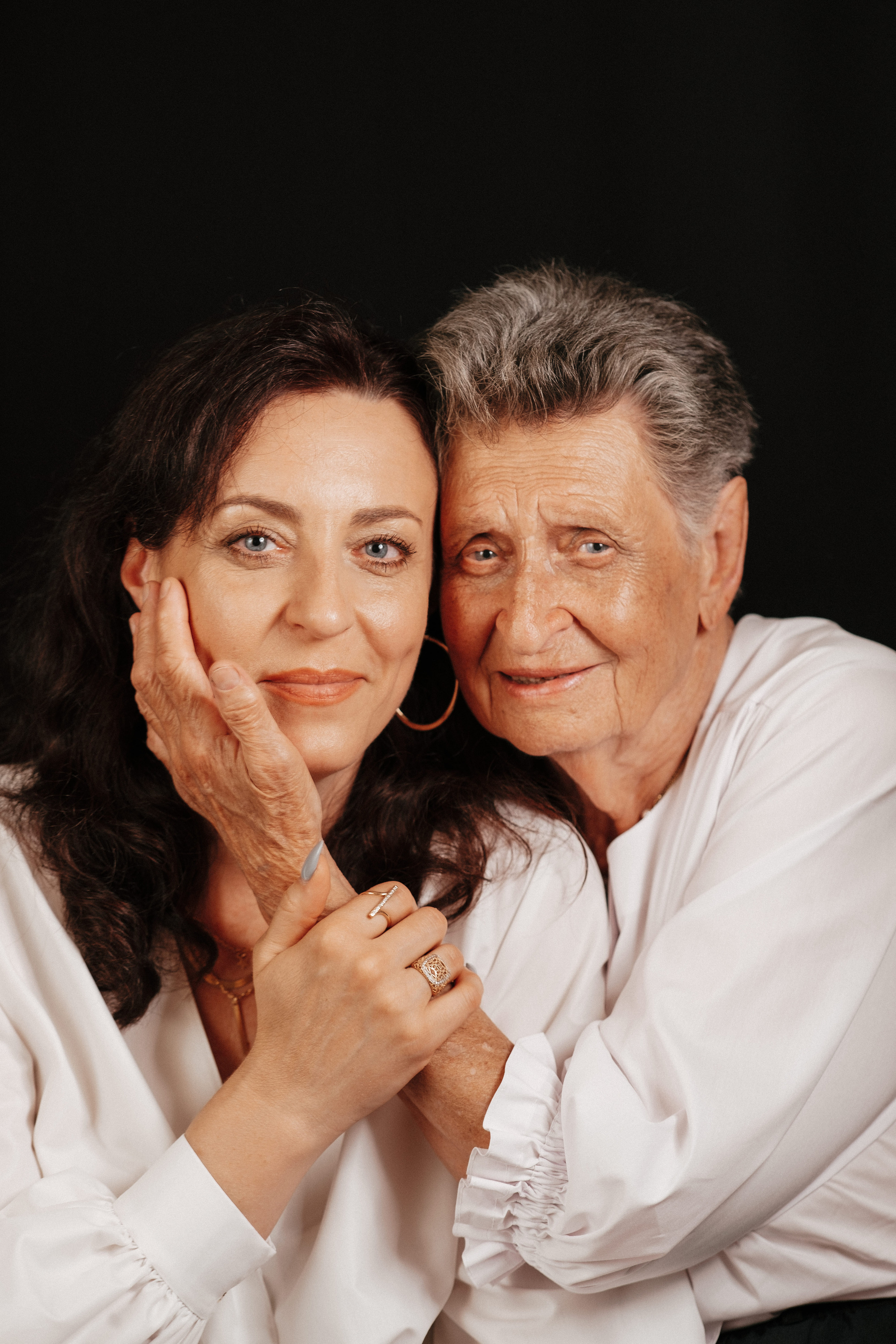 Family photo session at home. Four generations in one frame. Ivan Skufinsky — wedding and family photographer in Vancouver