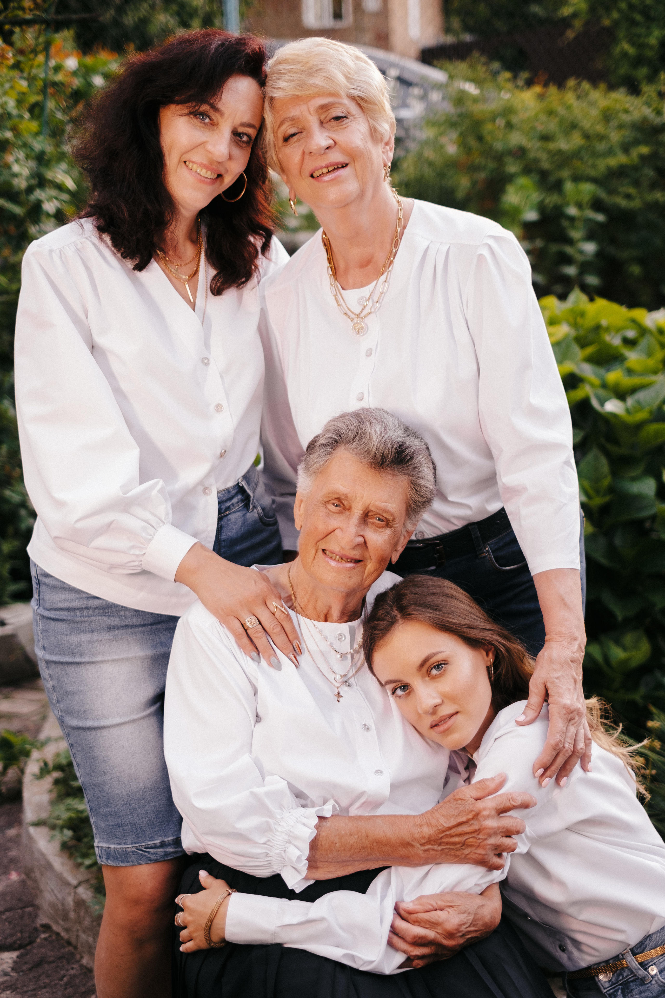 Family photo session at home. Four generations in one frame. Ivan Skufinsky — wedding and family photographer in Vancouver