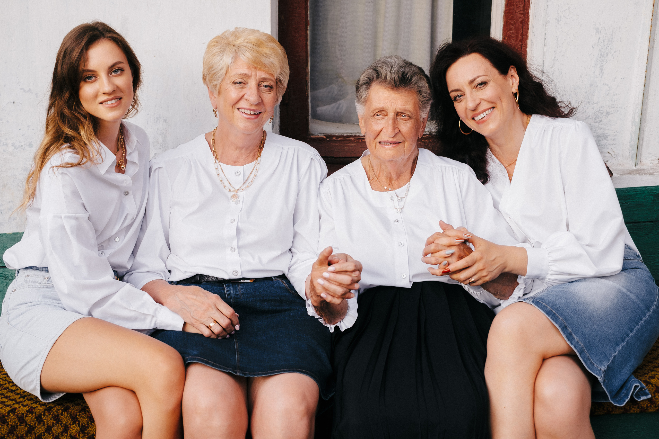 Family photo session at home. Four generations in one frame. Ivan Skufinsky — wedding and family photographer in Vancouver