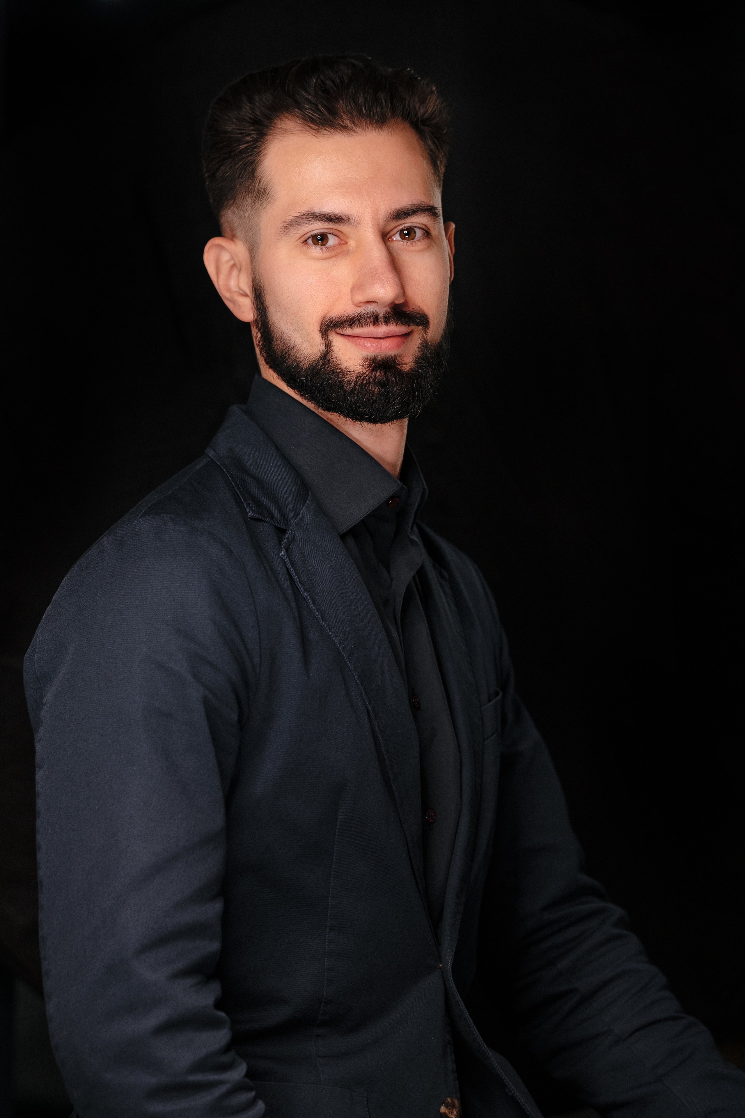 HEADSHOT BUSINESS PORTRAIT. Ivan Skufinsky — wedding and family photographer in Vancouver