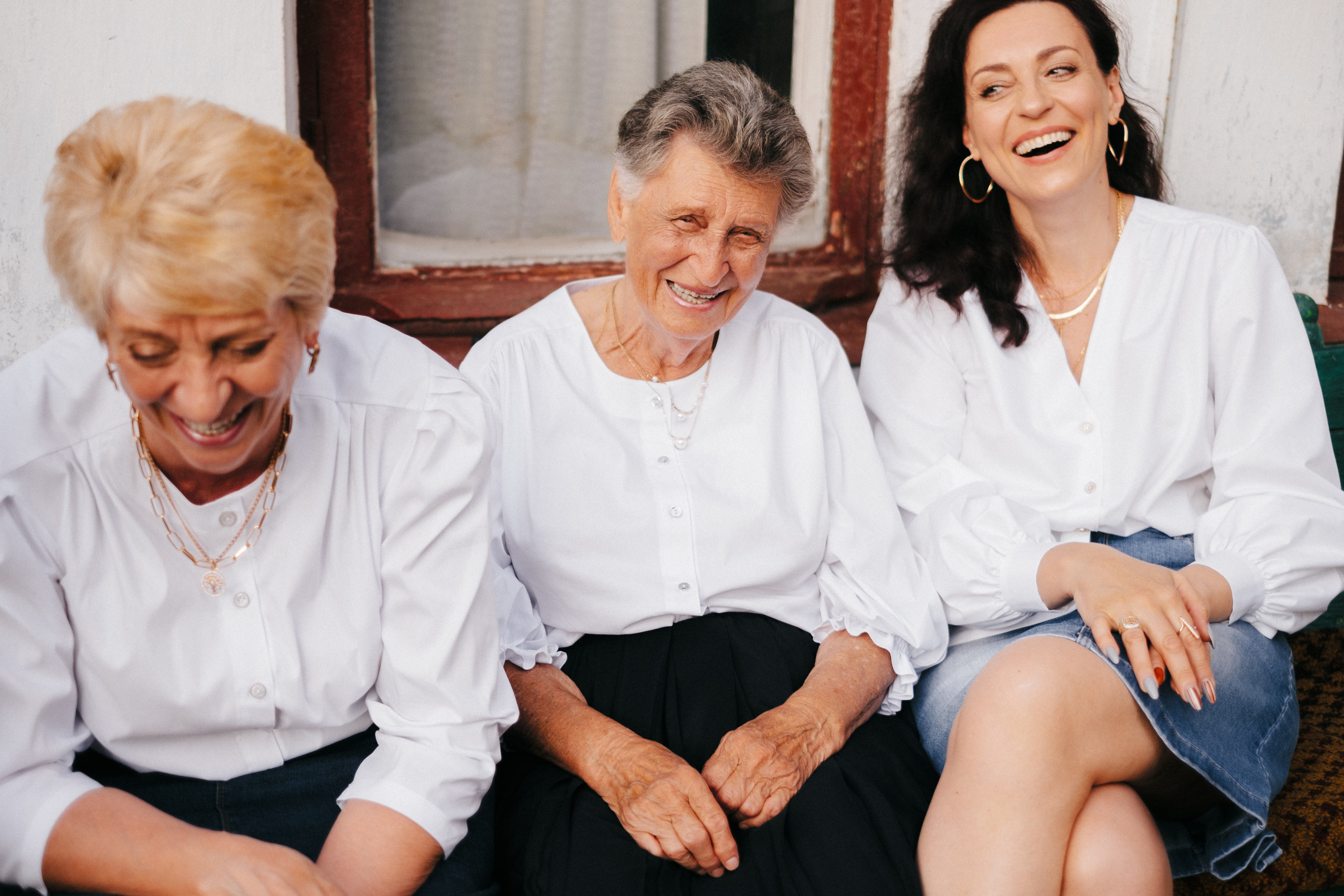 Family photo session at home. Four generations in one frame. Ivan Skufinsky — wedding and family photographer in Vancouver