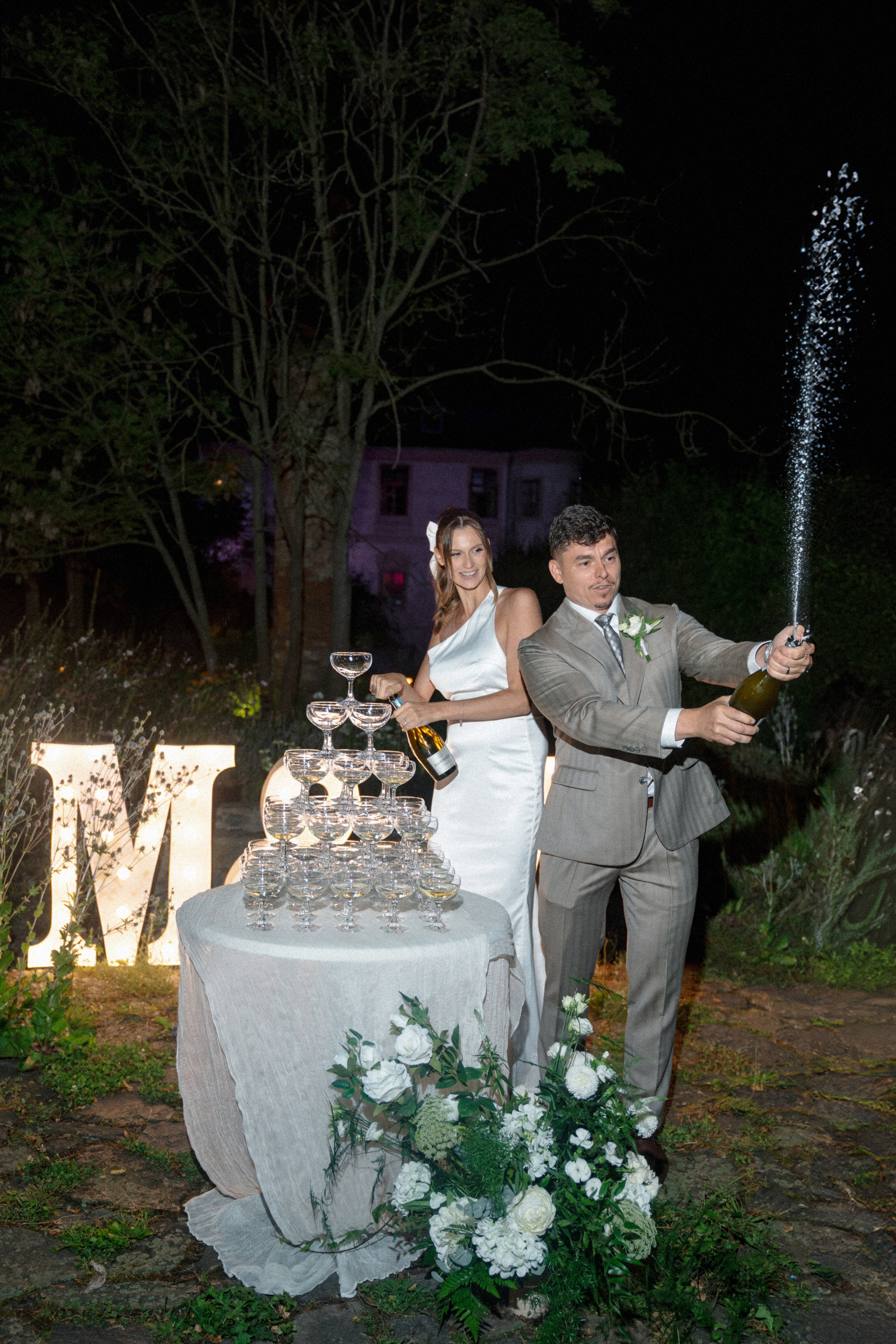Vintage Charm: Markéta and Michal’s Wedding at Château Třebešice. Vitalie Varvarynets - Весільний фотограф Прага