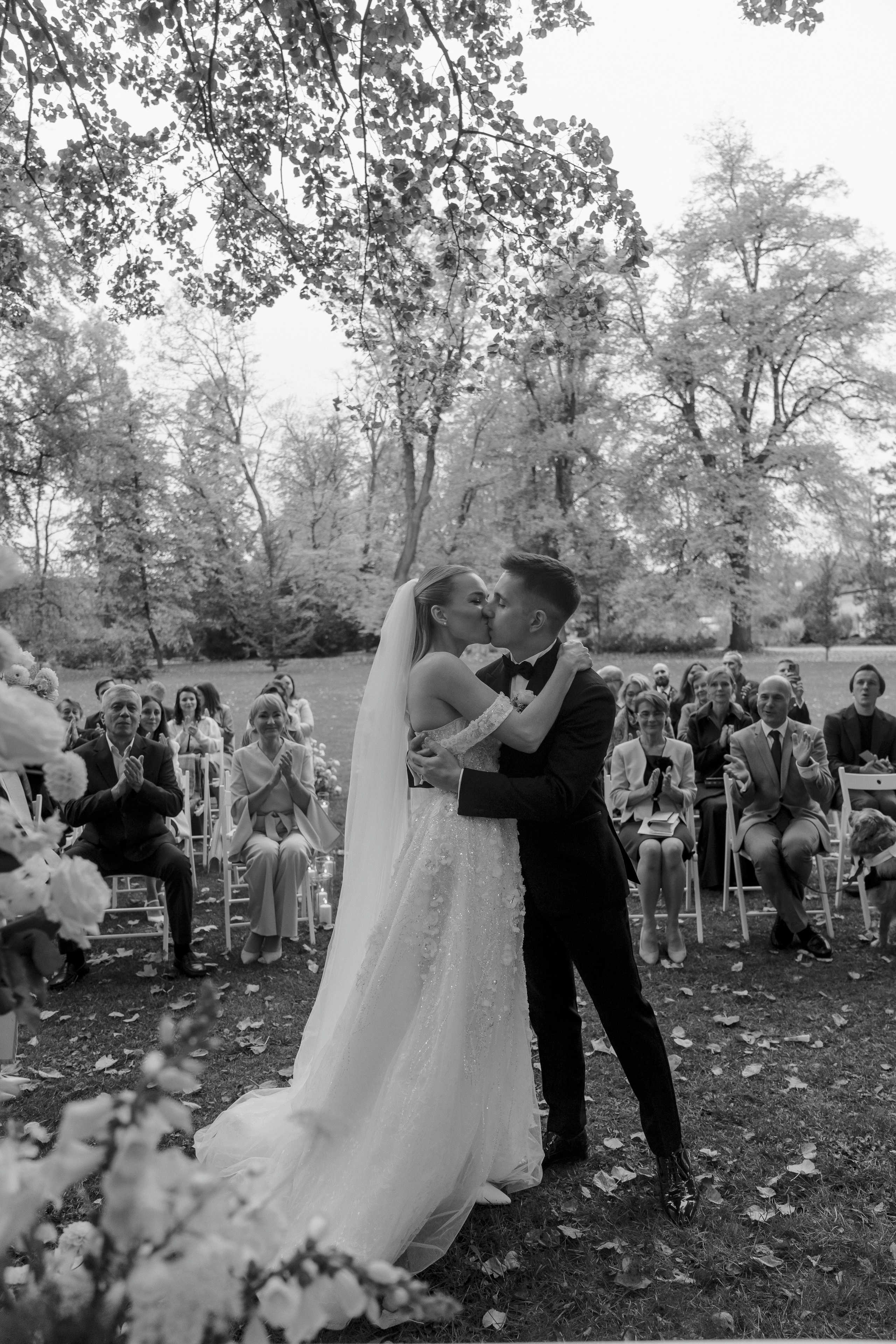 Luxury Wedding Photography | Golden Autumn at Ratměřice Castle. Vitalie Varvarynets — Prague Wedding Photographer