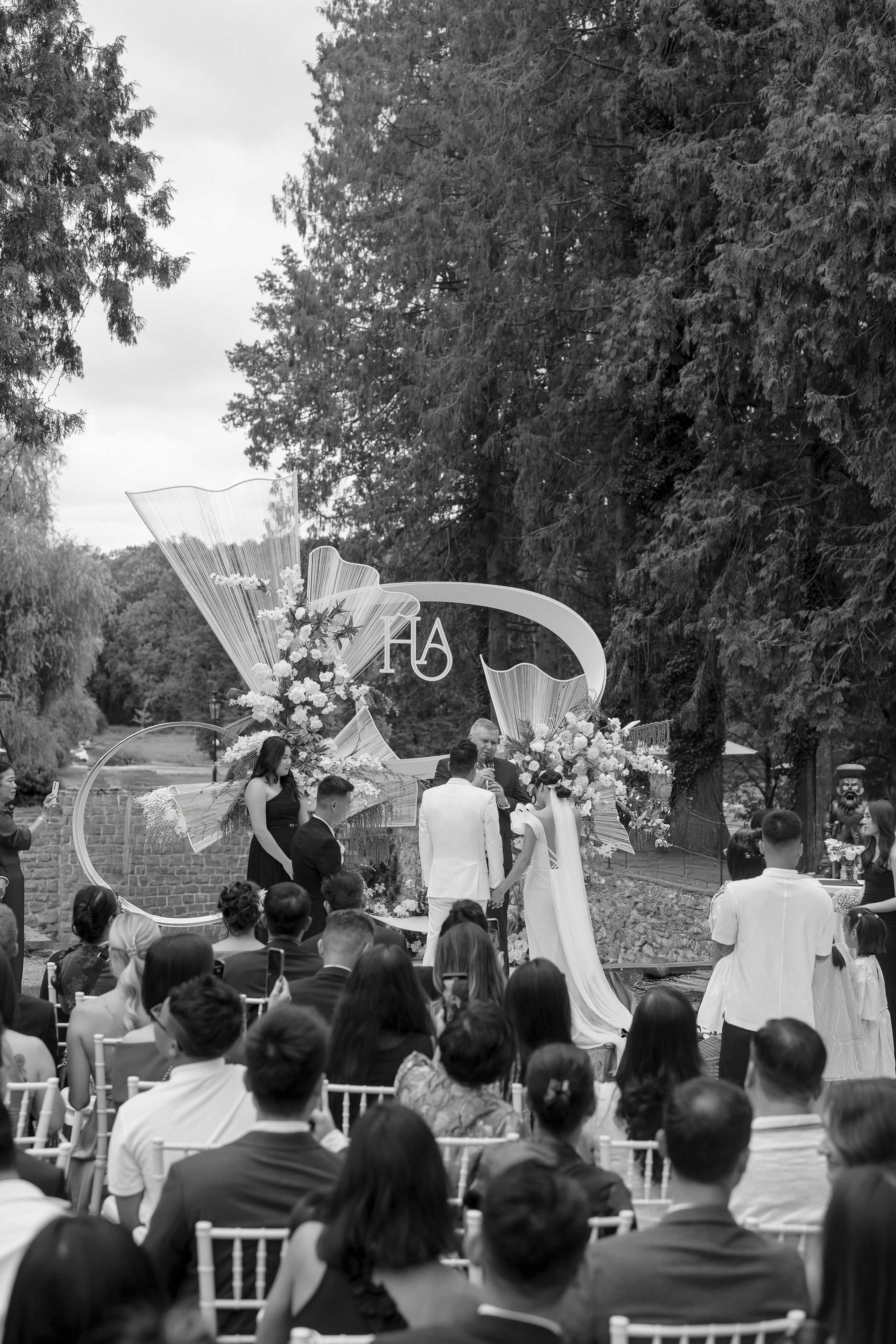 A Grand Asian Wedding at a Historic European Castle. Vitalie Varvarynets - Весільний фотограф Прага