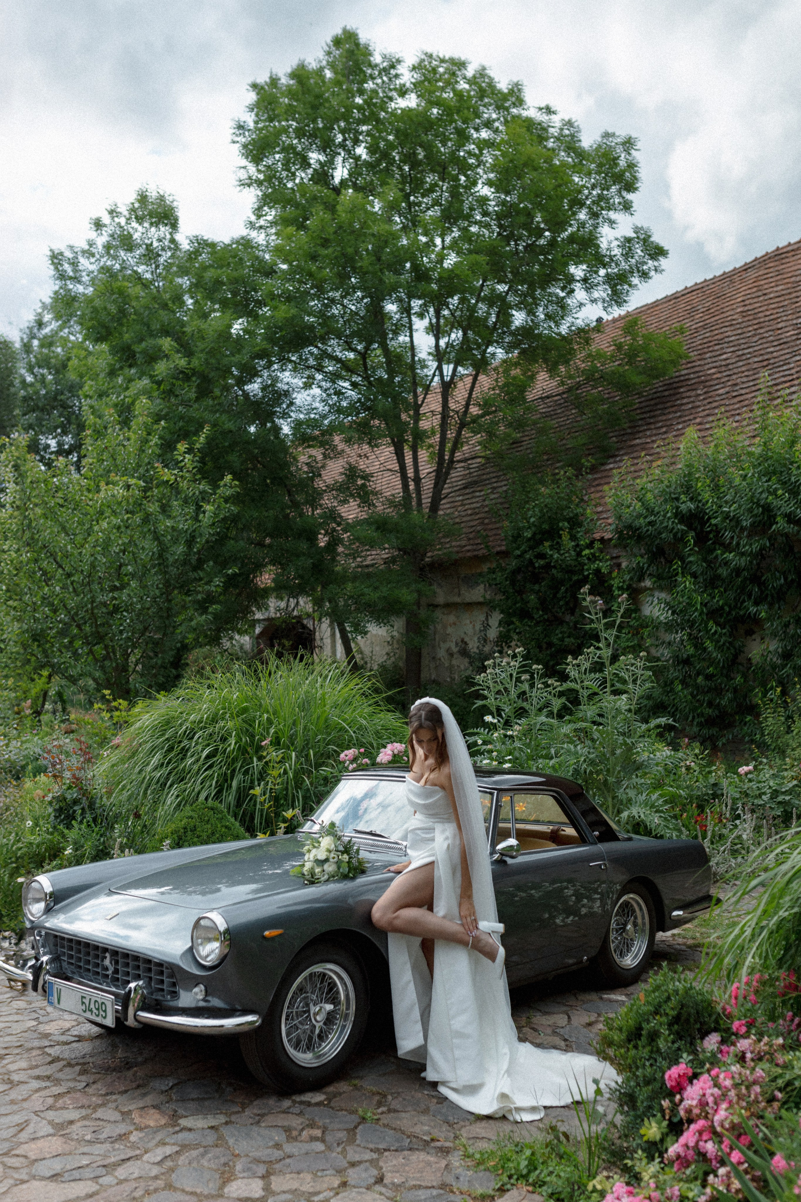 Vintage Charm: Markéta and Michal’s Wedding at Château Třebešice. Vitalie Varvarynets - Весільний фотограф Прага