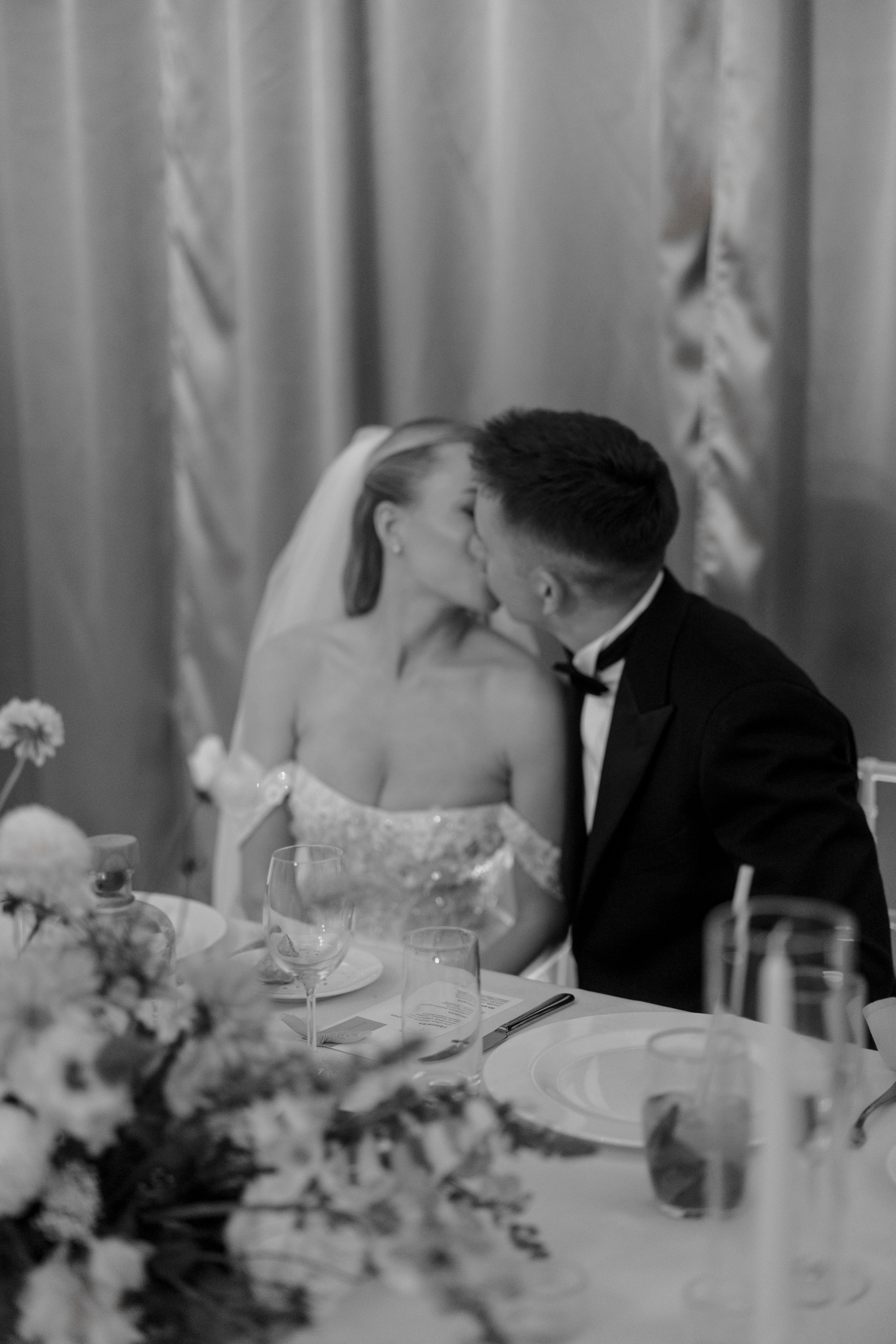 Luxury Wedding Photography | Golden Autumn at Ratměřice Castle. Vitalie Varvarynets — Prague Wedding Photographer