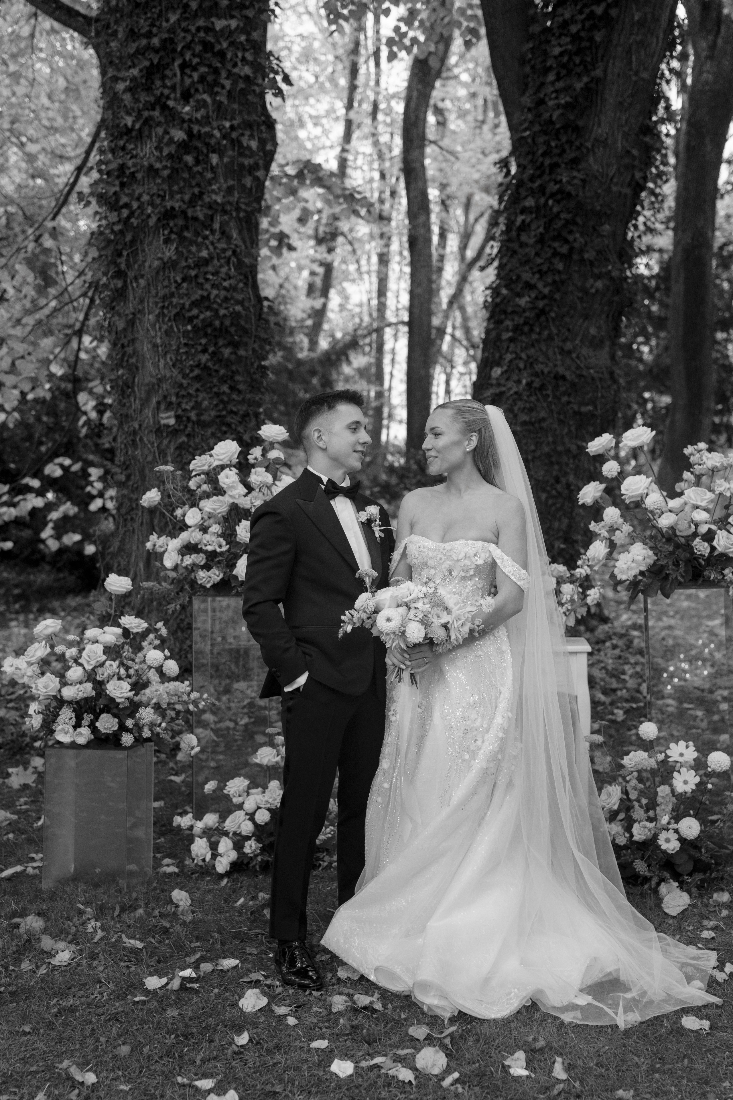 Luxury Wedding Photography | Golden Autumn at Ratměřice Castle. Vitalie Varvarynets — Prague Wedding Photographer