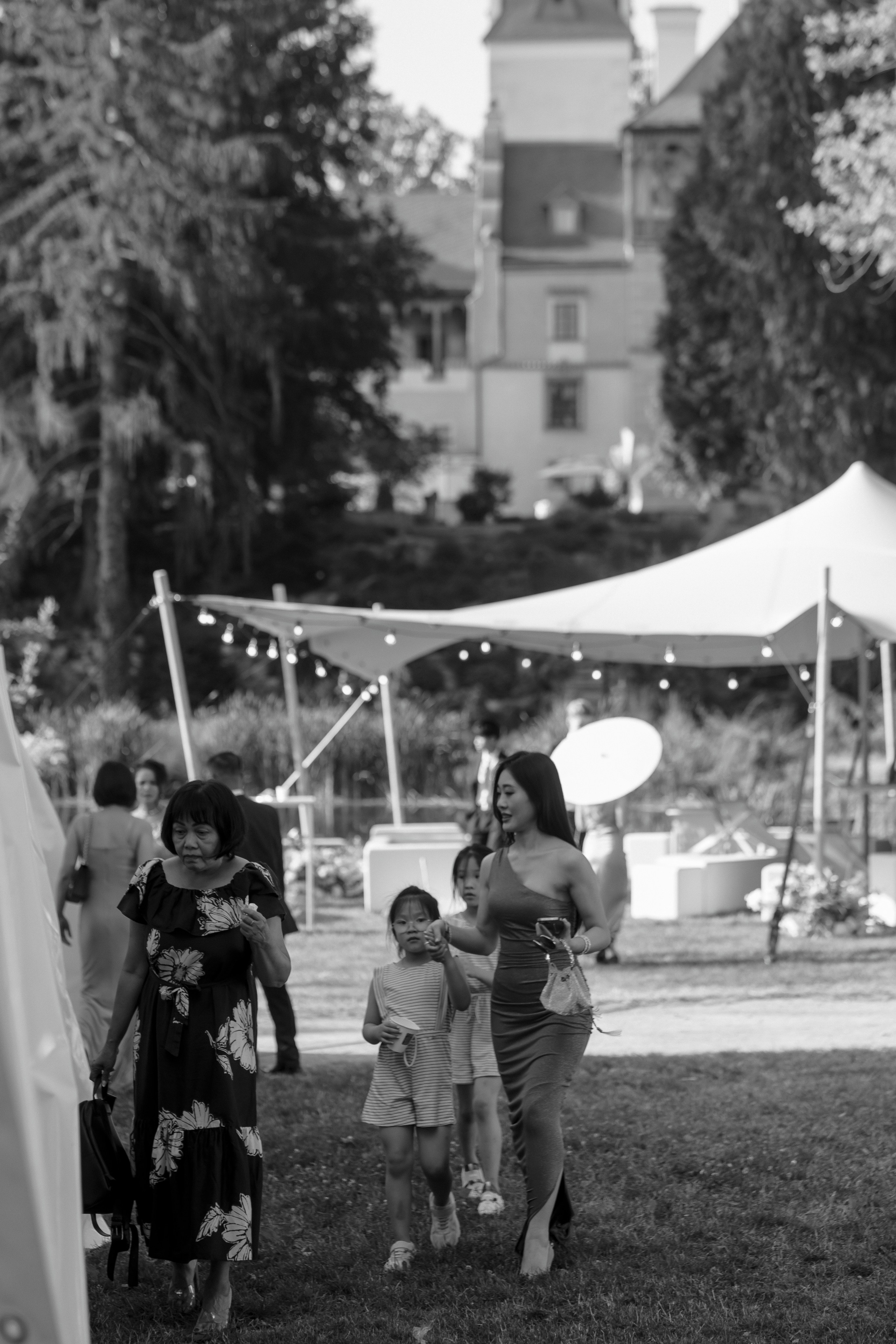 A Grand Asian Wedding at a Historic European Castle. Vitalie Varvarynets - Весільний фотограф Прага