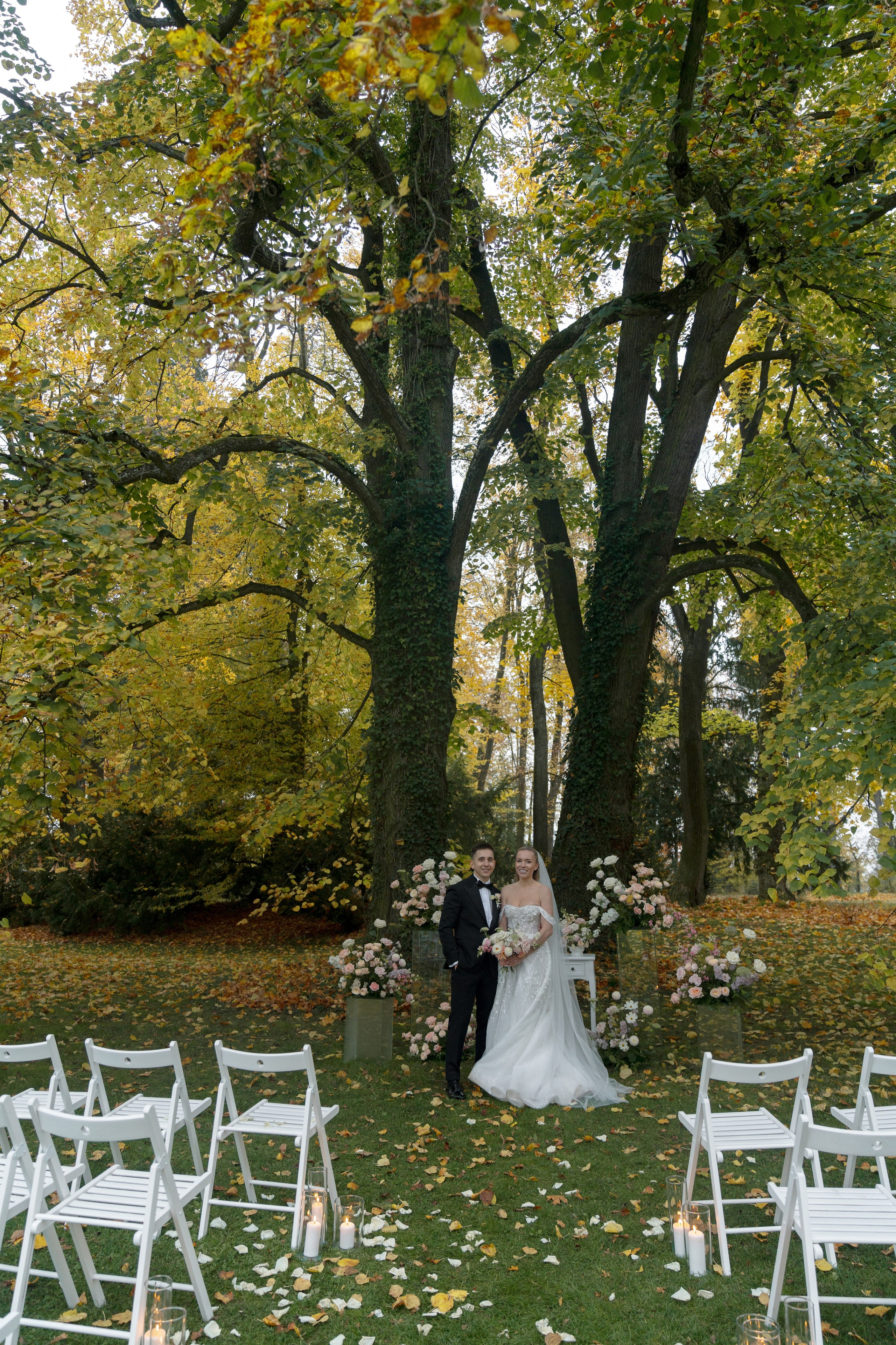 Luxury Wedding Photography | Golden Autumn at Ratměřice Castle. Vitalie Varvarynets — Prague Wedding Photographer