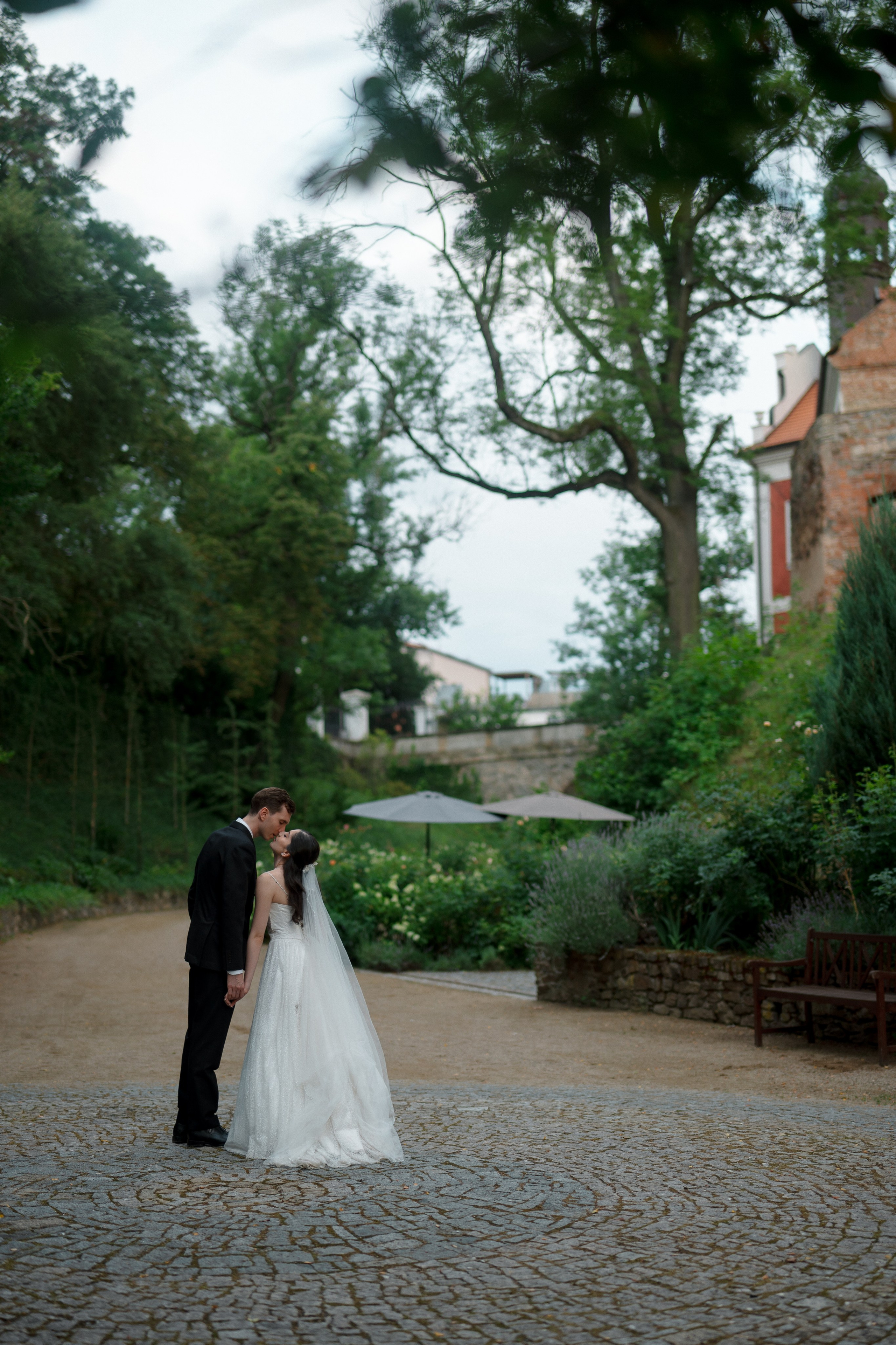 A Romantic Tuscan-Inspired Wedding in Czech Republic. Vitalie Varvarynets - Весільний фотограф Прага