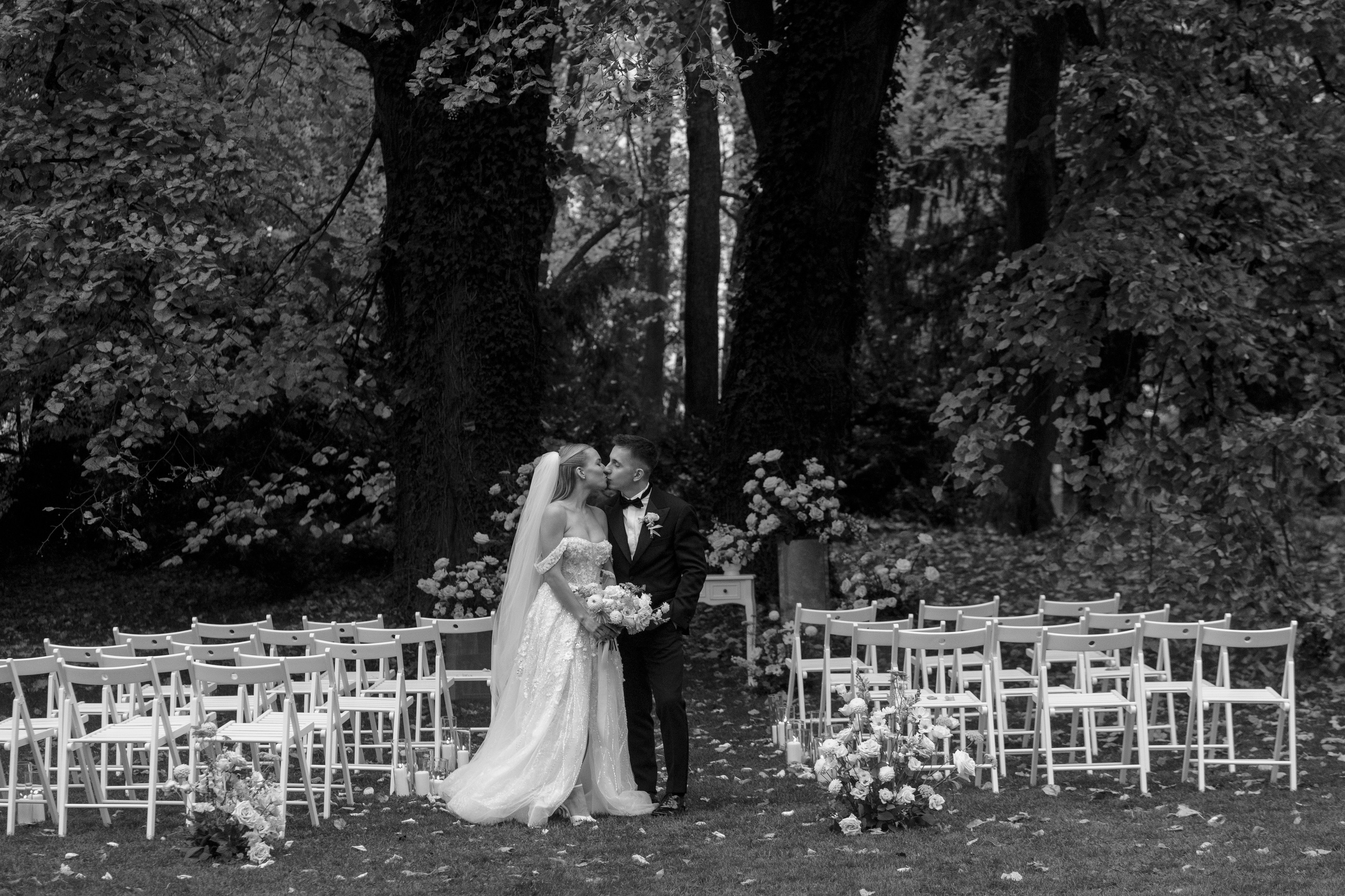 Luxury Wedding Photography | Golden Autumn at Ratměřice Castle. Vitalie Varvarynets — Prague Wedding Photographer
