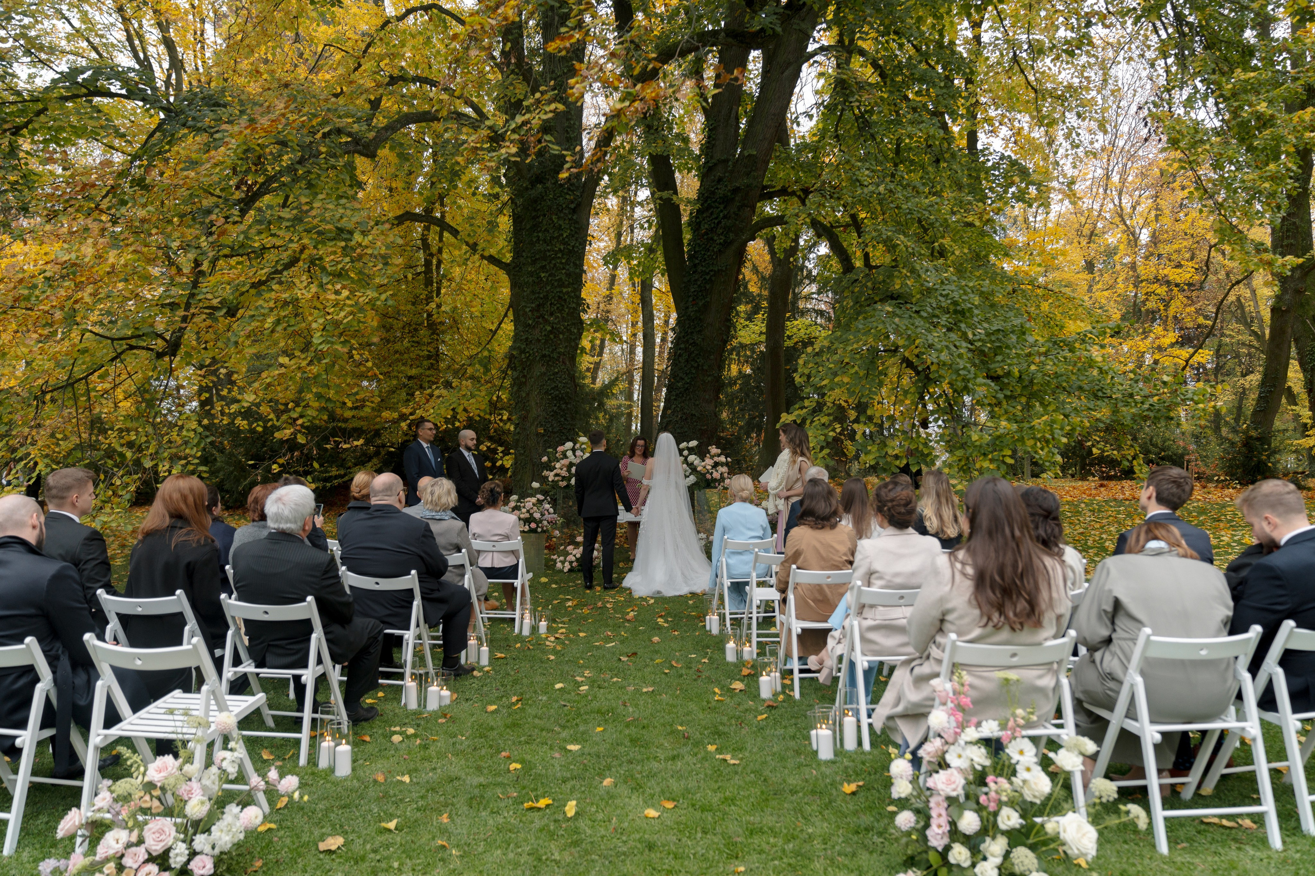 Luxury Wedding Photography | Golden Autumn at Ratměřice Castle. Vitalie Varvarynets — Prague Wedding Photographer