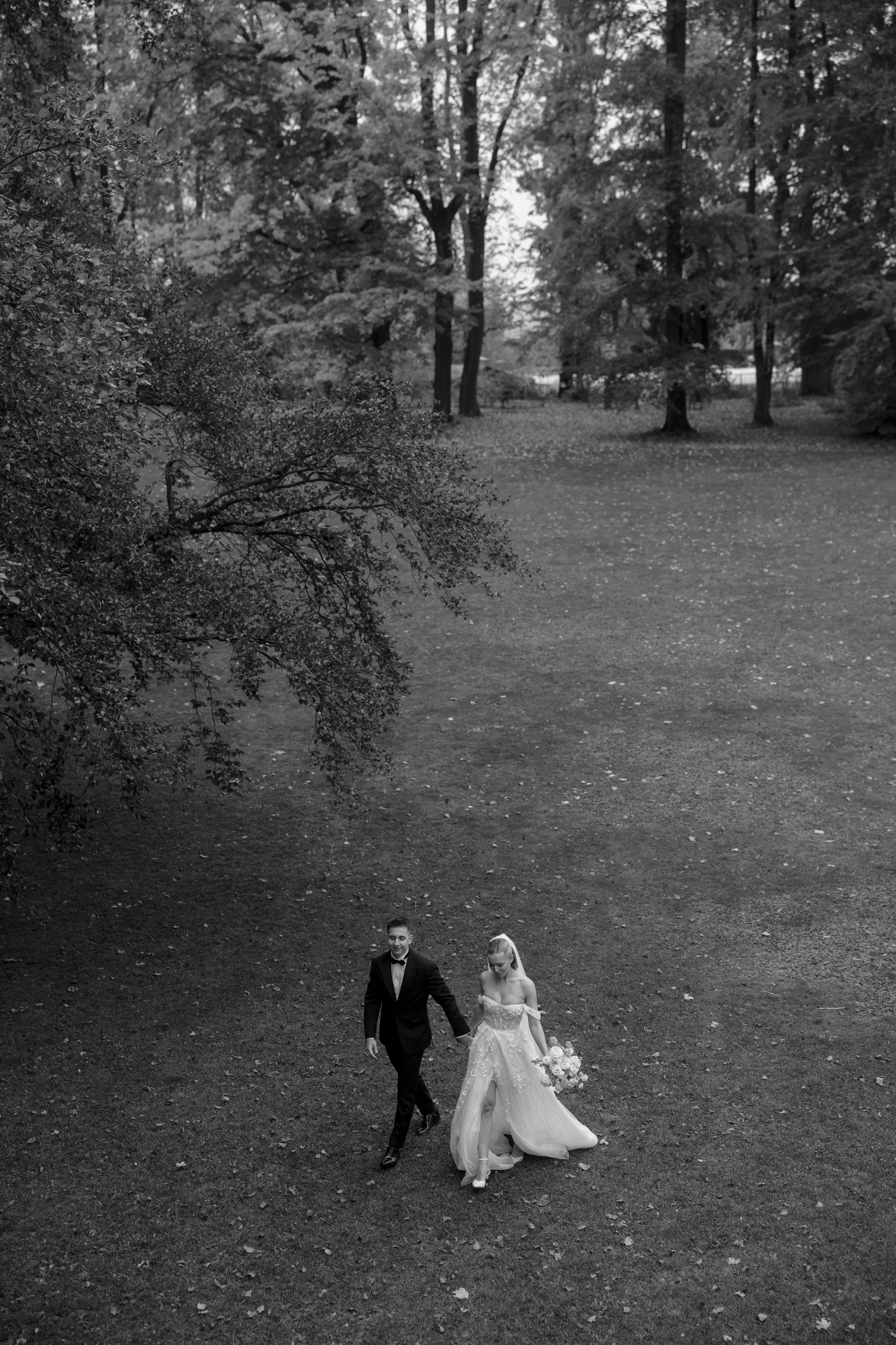 Luxury Wedding Photography | Golden Autumn at Ratměřice Castle. Vitalie Varvarynets — Prague Wedding Photographer
