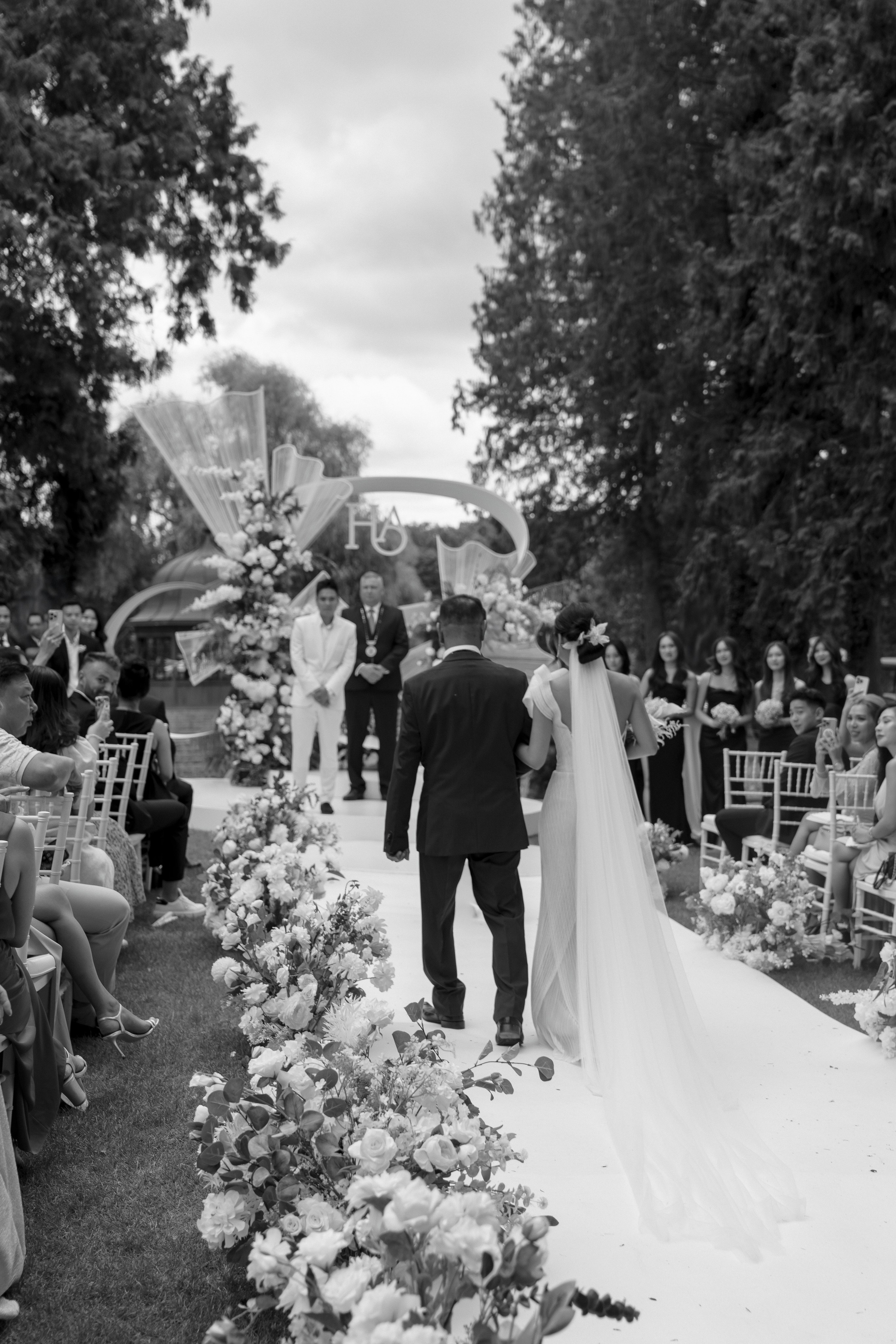 A Grand Asian Wedding at a Historic European Castle. Vitalie Varvarynets - Весільний фотограф Прага