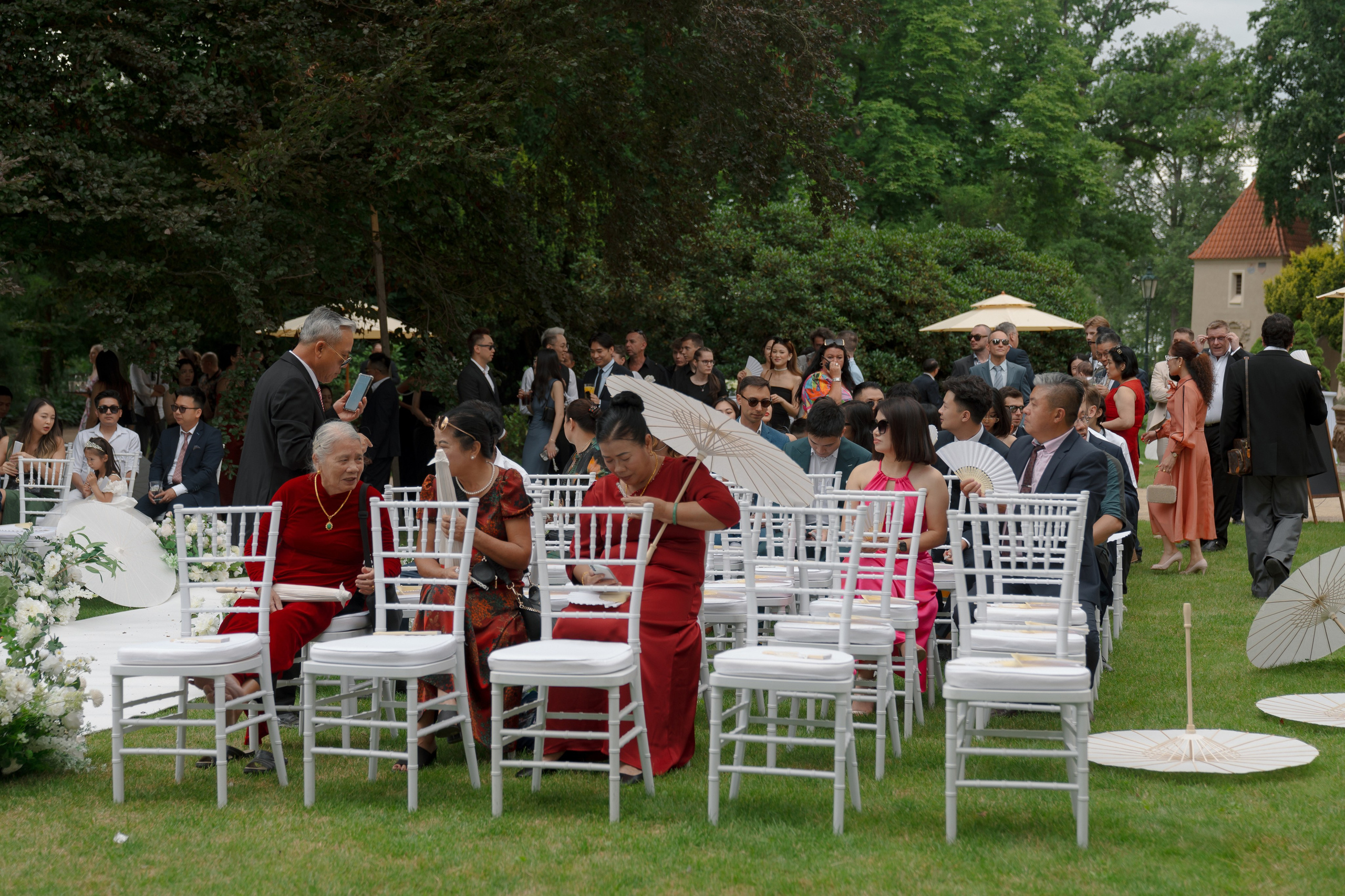A Grand Asian Wedding at a Historic European Castle. Vitalie Varvarynets - Весільний фотограф Прага