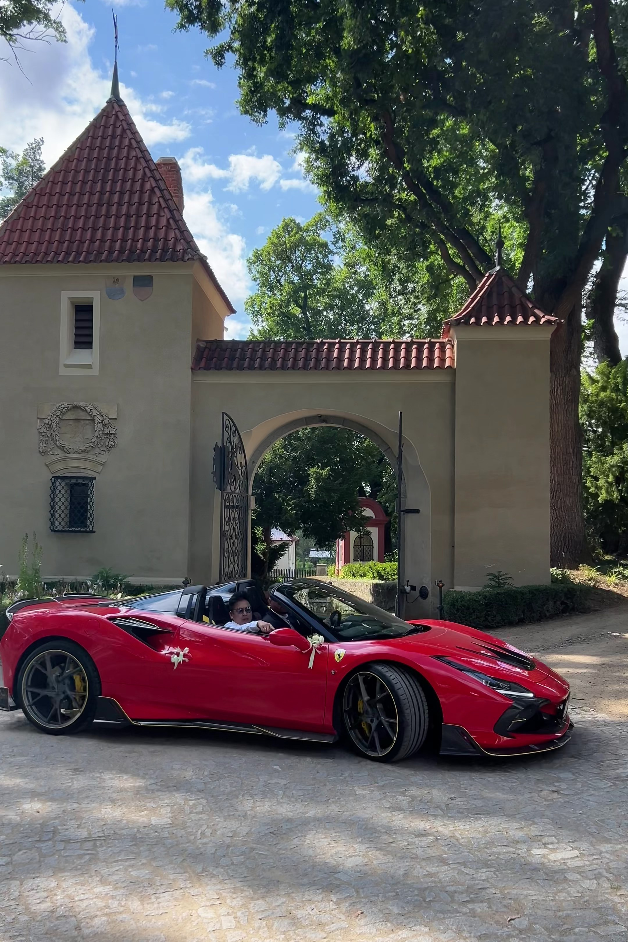 A Grand Asian Wedding at a Historic European Castle. Vitalie Varvarynets - Весільний фотограф Прага