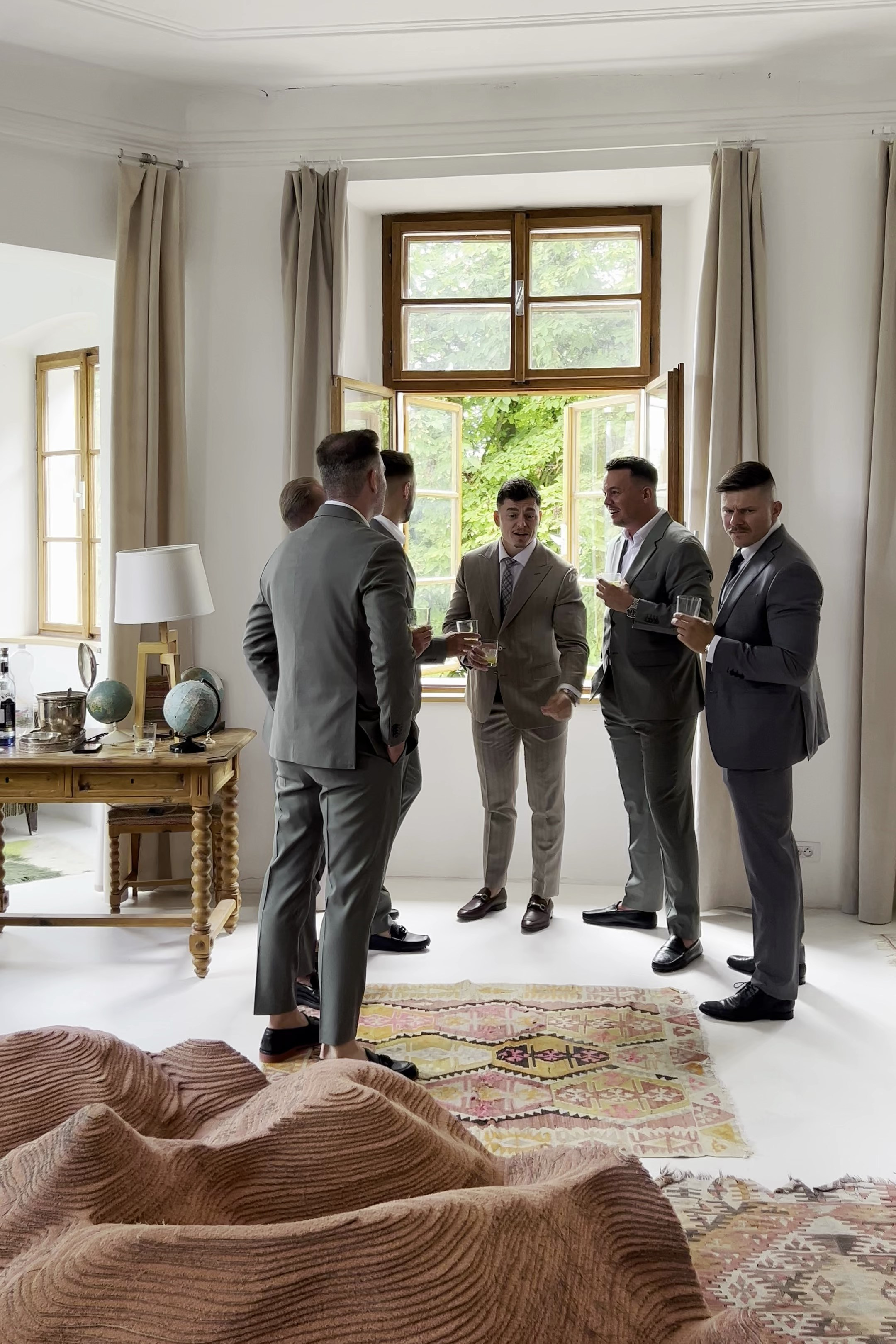 Vintage Charm: Markéta and Michal’s Wedding at Château Třebešice. Vitalie Varvarynets - Весільний фотограф Прага