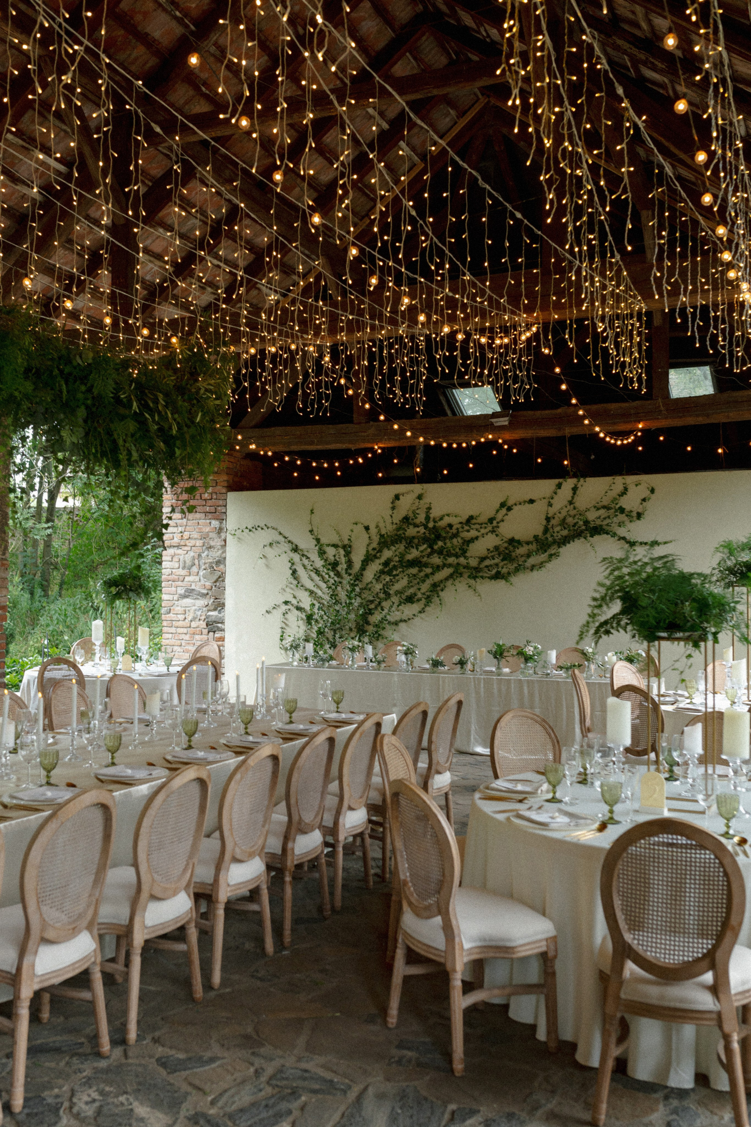 Vintage Charm: Markéta and Michal’s Wedding at Château Třebešice. Vitalie Varvarynets - Весільний фотограф Прага