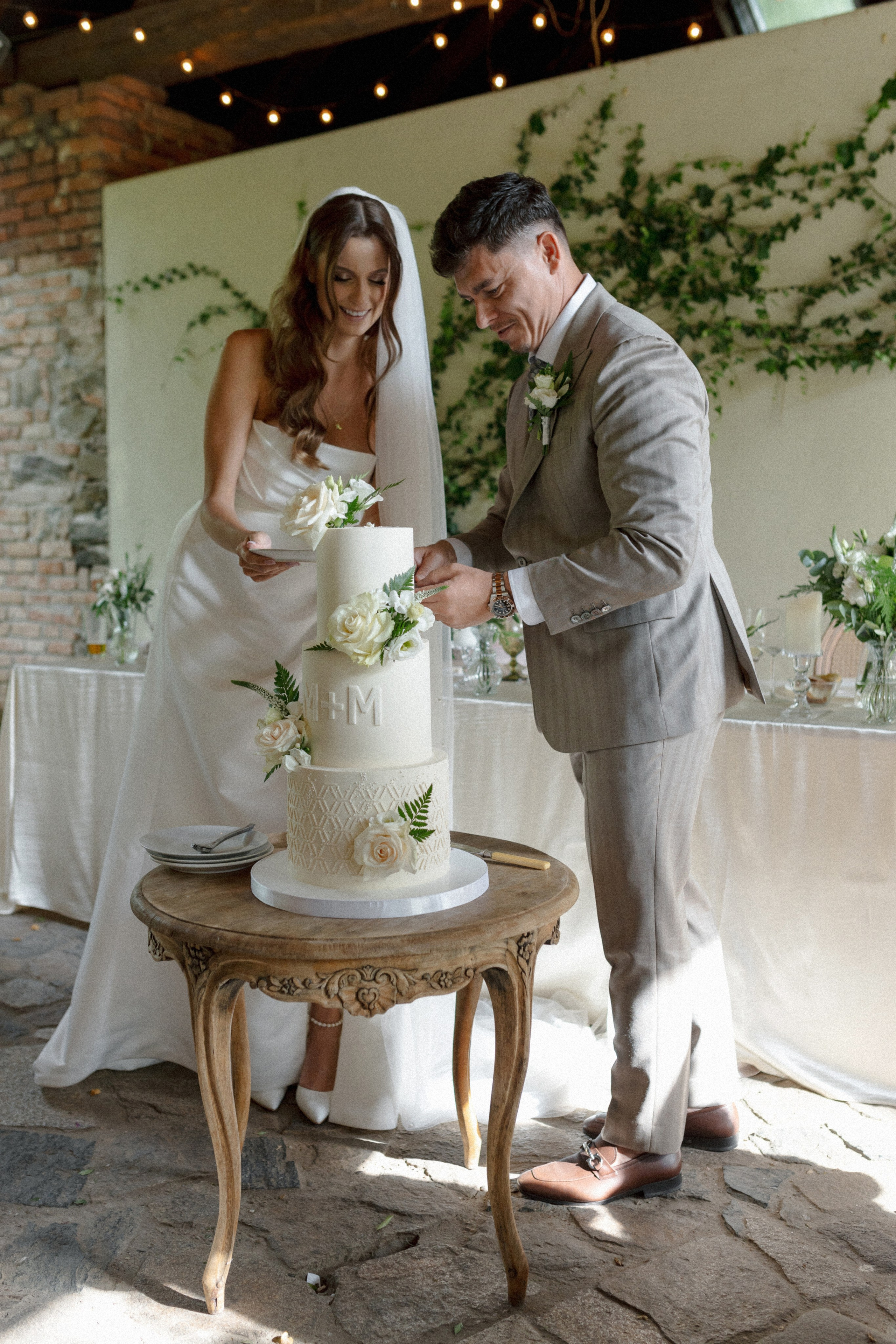 Vintage Charm: Markéta and Michal’s Wedding at Château Třebešice. Vitalie Varvarynets - Весільний фотограф Прага