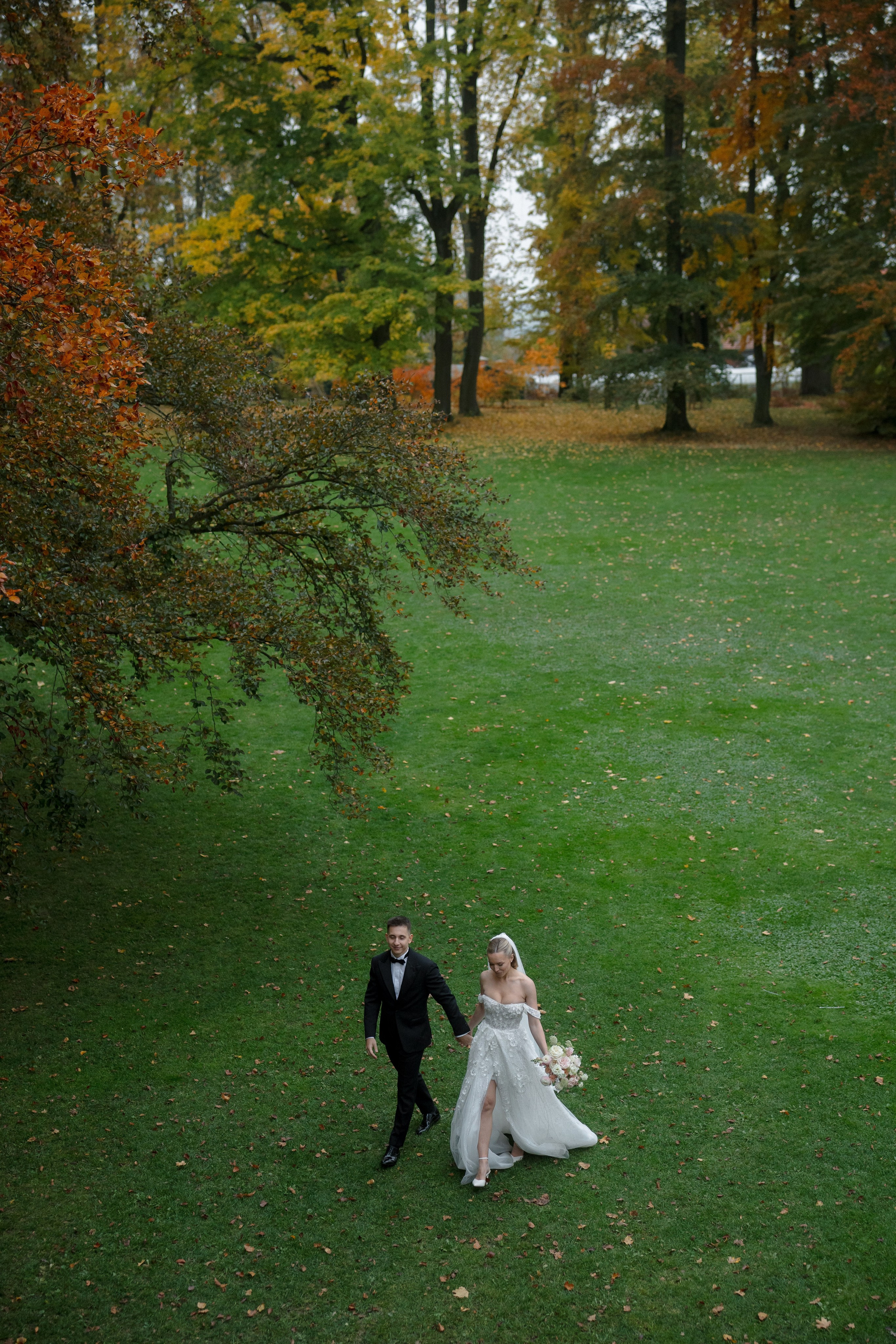 Luxury Wedding Photography | Golden Autumn at Ratměřice Castle. Vitalie Varvarynets — Prague Wedding Photographer