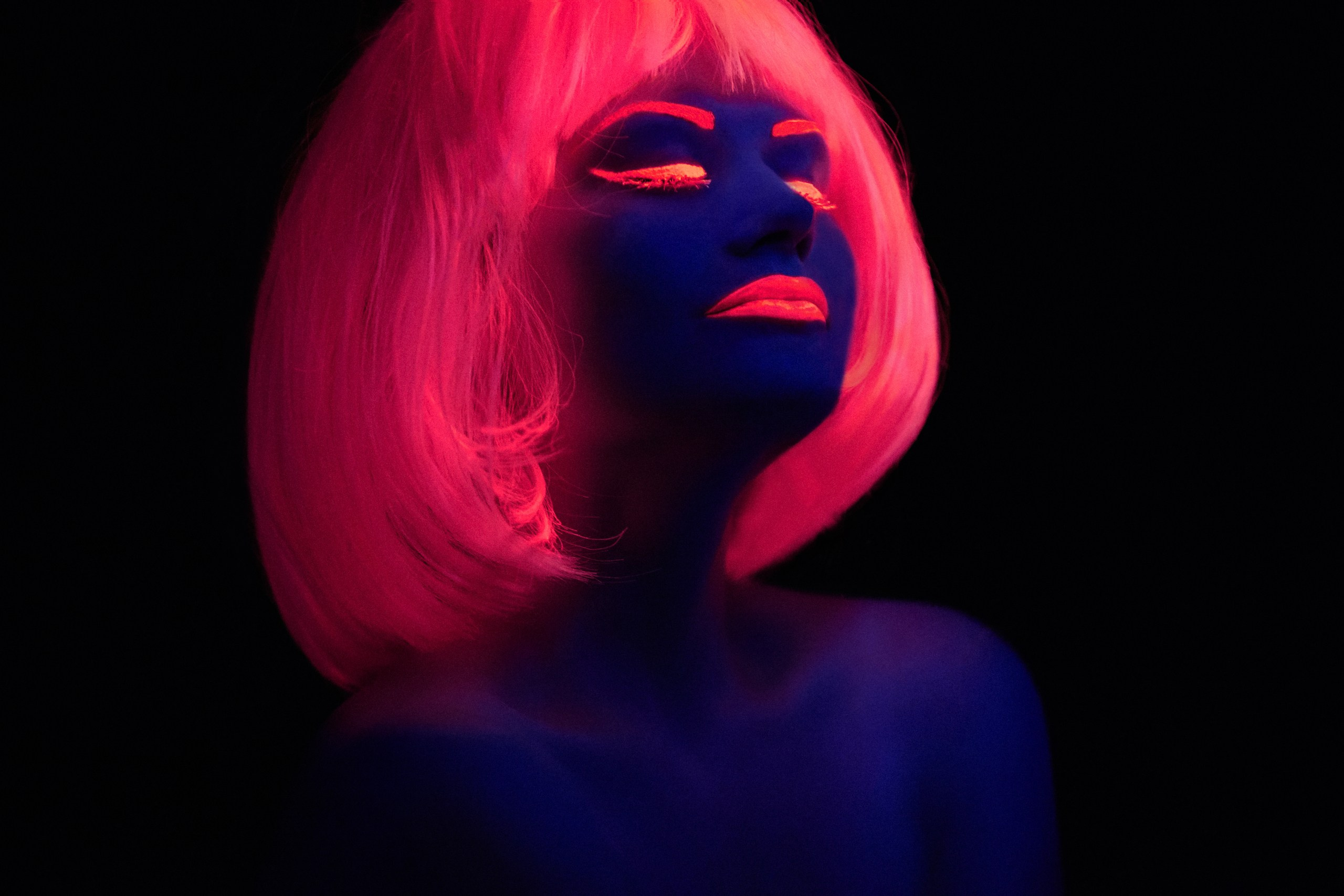 Neon Vibes – креативна неонова фотосесія в Києві. Портретний та репортажний фотограф в Києві Юрій Корнійчук