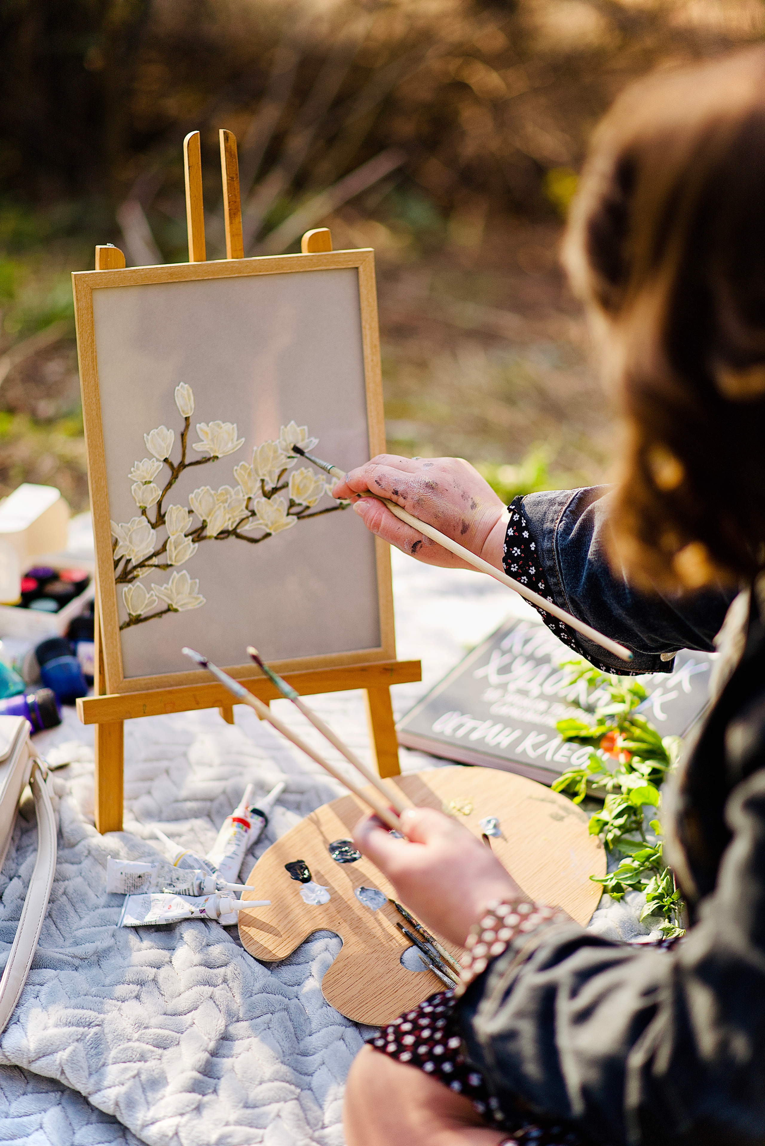Художниця Альона у весняно-творчому процесі. Fotógrafa Maria Yakymycheva