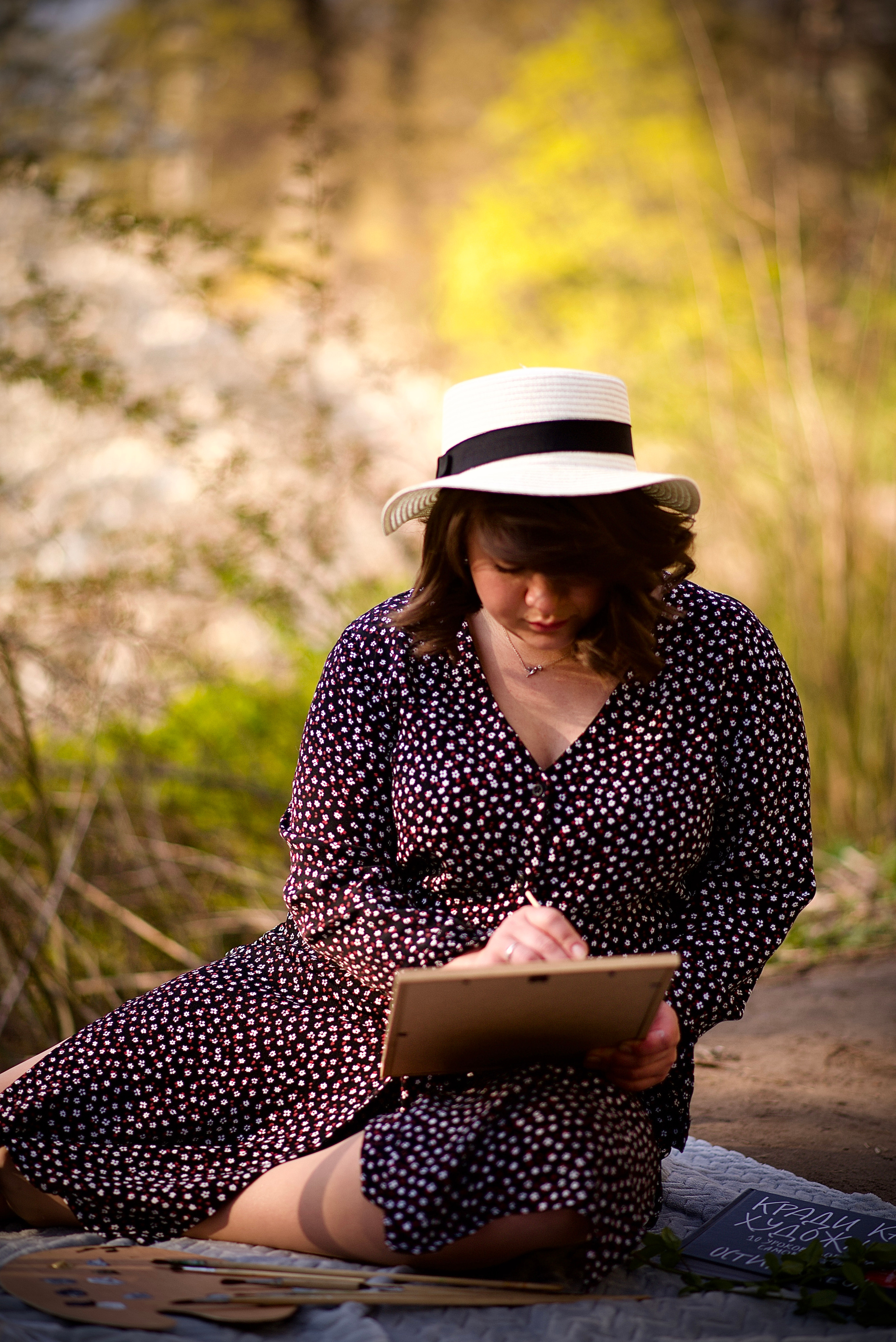 Художниця Альона у весняно-творчому процесі. Fotógrafa Maria Yakymycheva