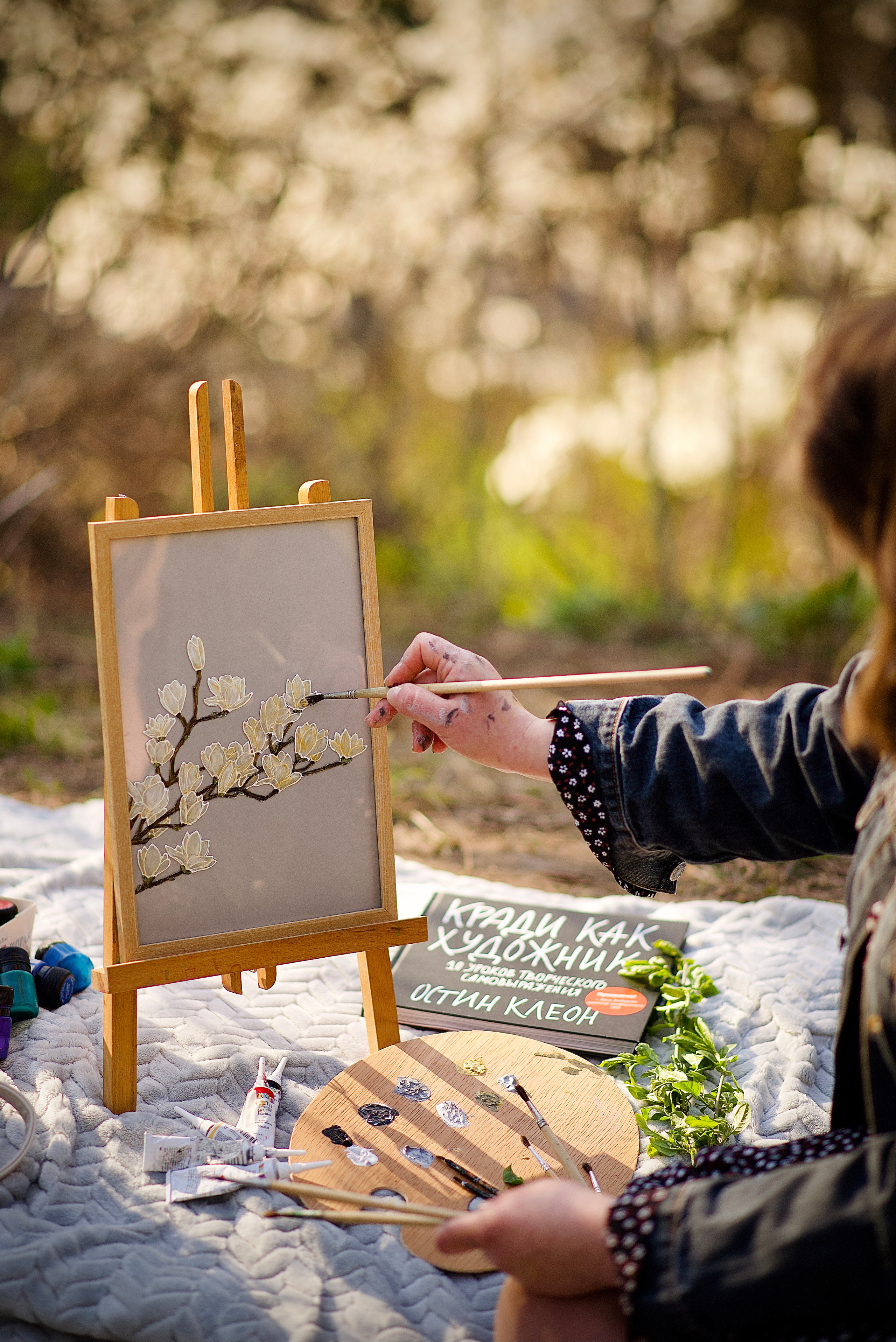 Художниця Альона у весняно-творчому процесі. Fotógrafa Maria Yakymycheva