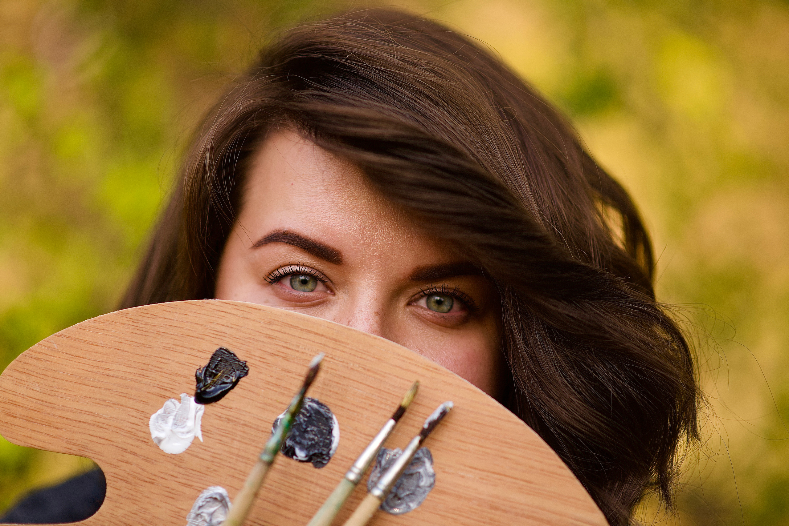 Художниця Альона у весняно-творчому процесі. Fotógrafa Maria Yakymycheva