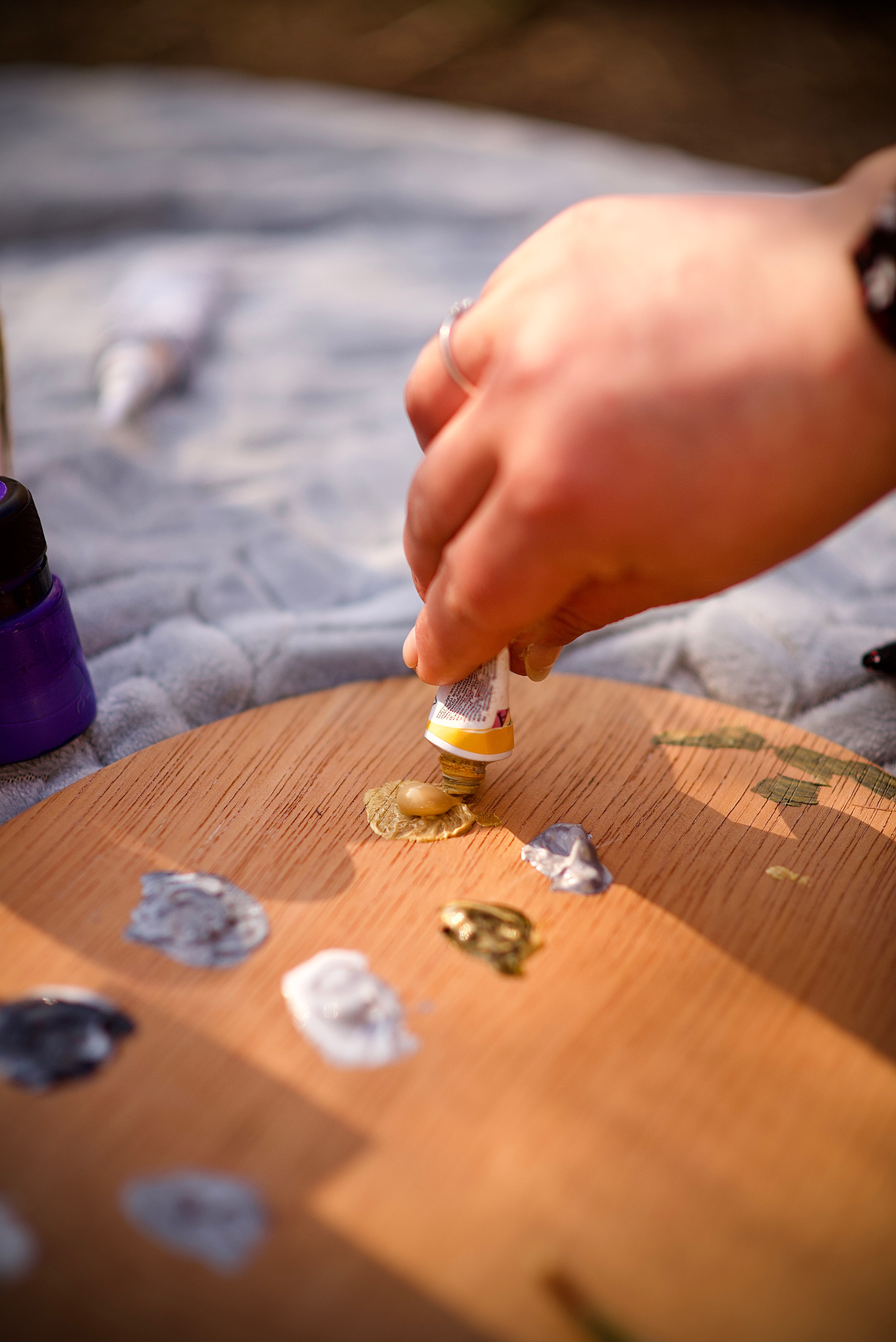 Художниця Альона у весняно-творчому процесі. Fotógrafa Maria Yakymycheva