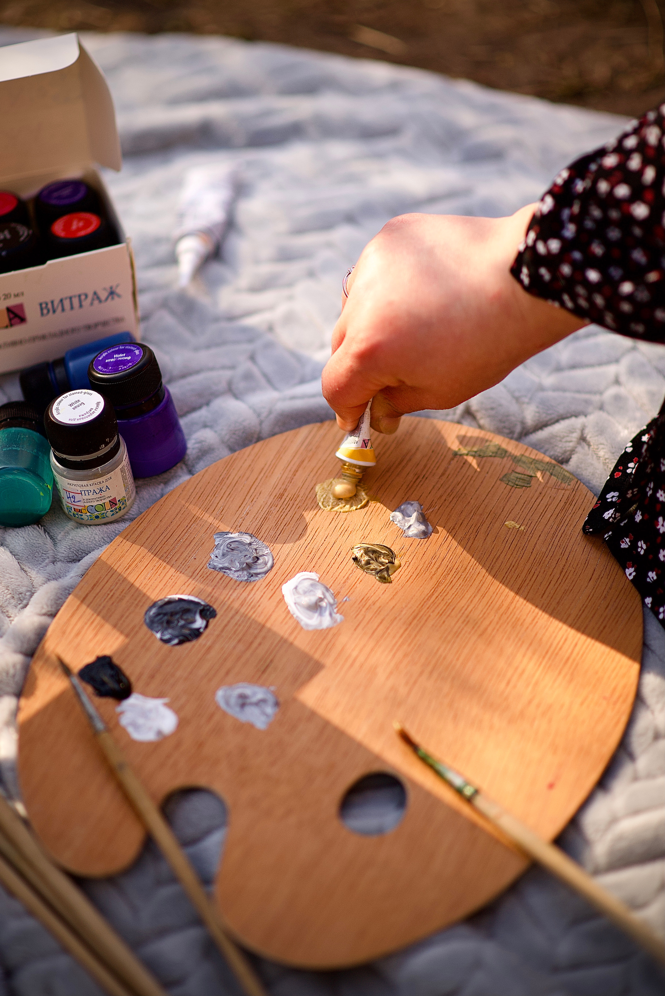 Художниця Альона у весняно-творчому процесі. Fotógrafa Maria Yakymycheva