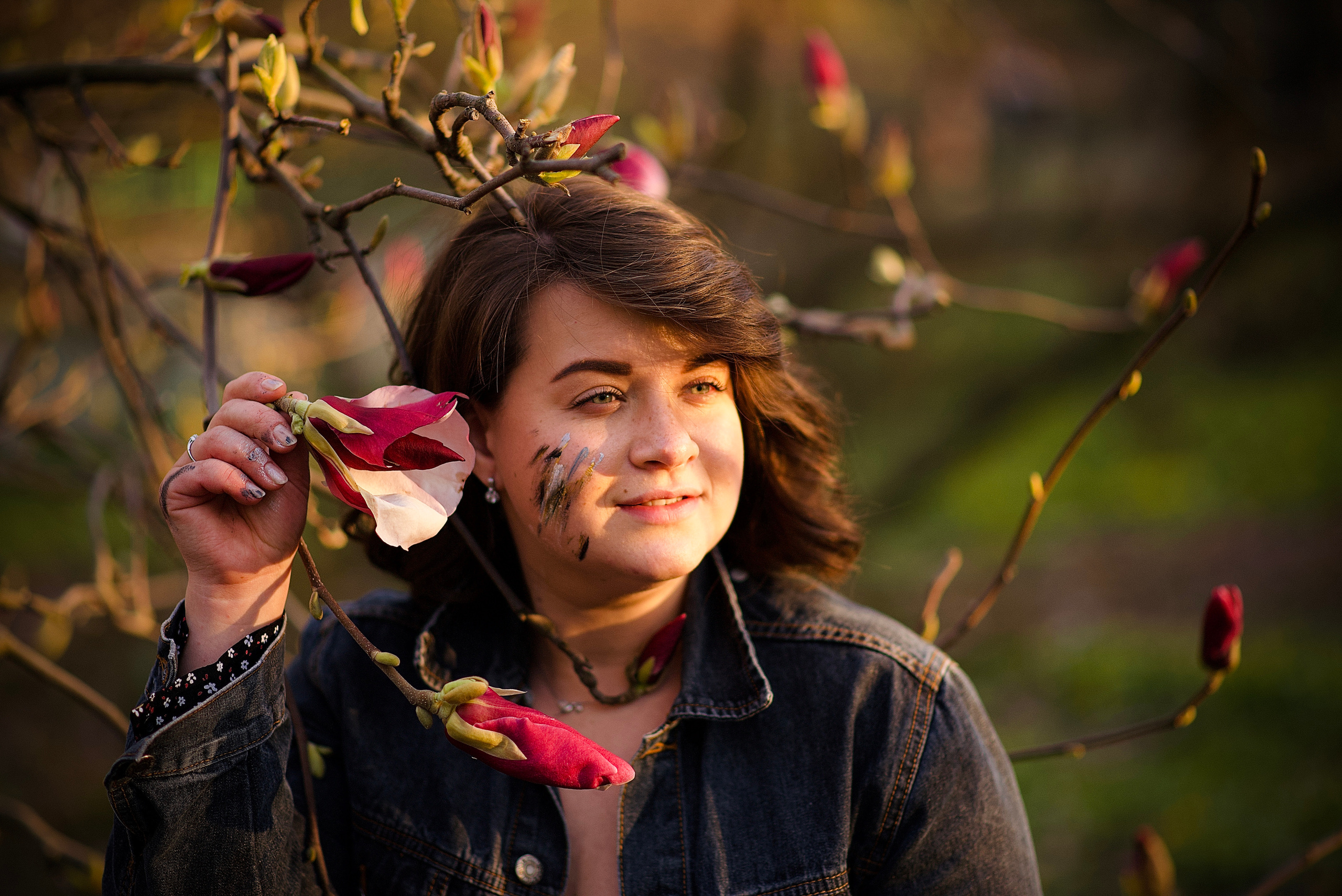Художниця Альона у весняно-творчому процесі. Fotógrafa Maria Yakymycheva