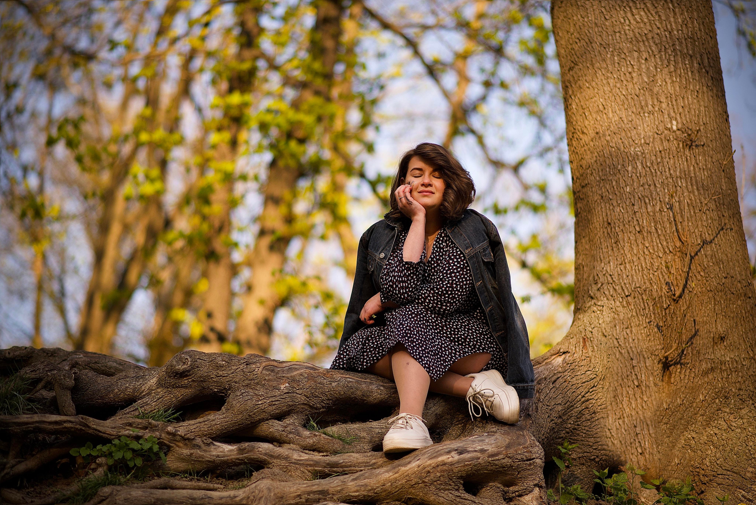 Художниця Альона у весняно-творчому процесі. Fotógrafa Maria Yakymycheva