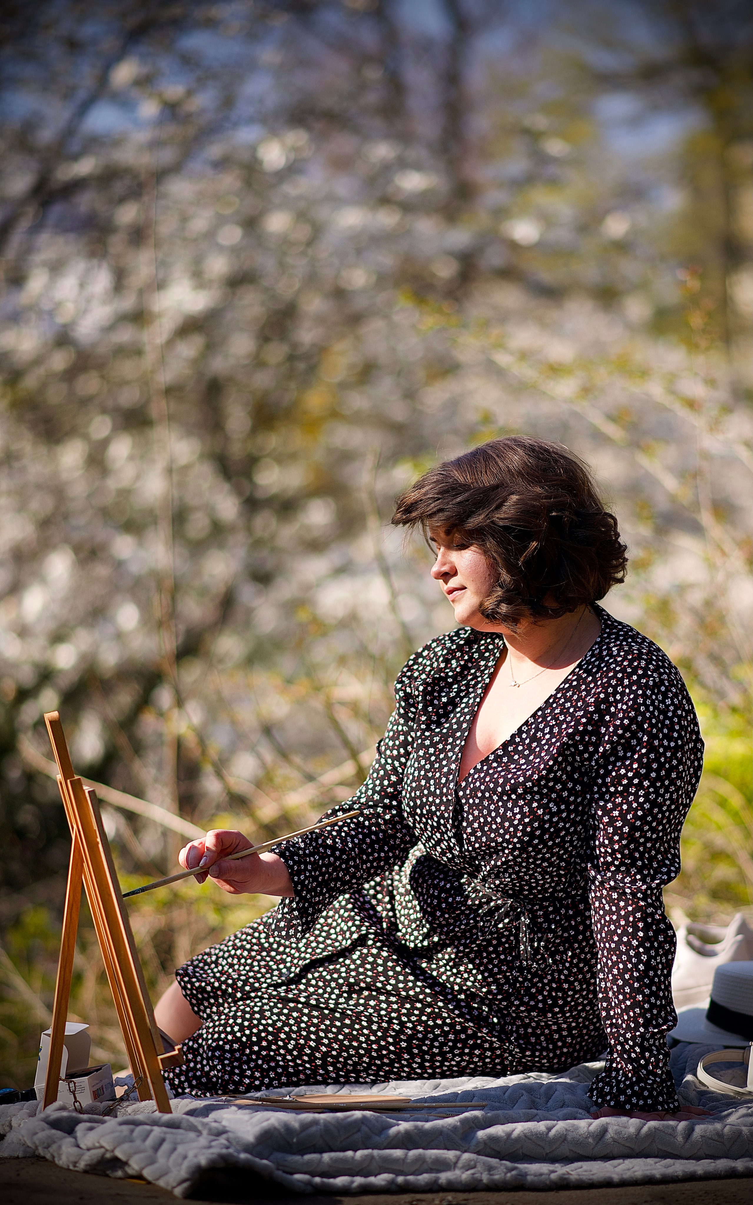 Художниця Альона у весняно-творчому процесі. Fotógrafa Maria Yakymycheva