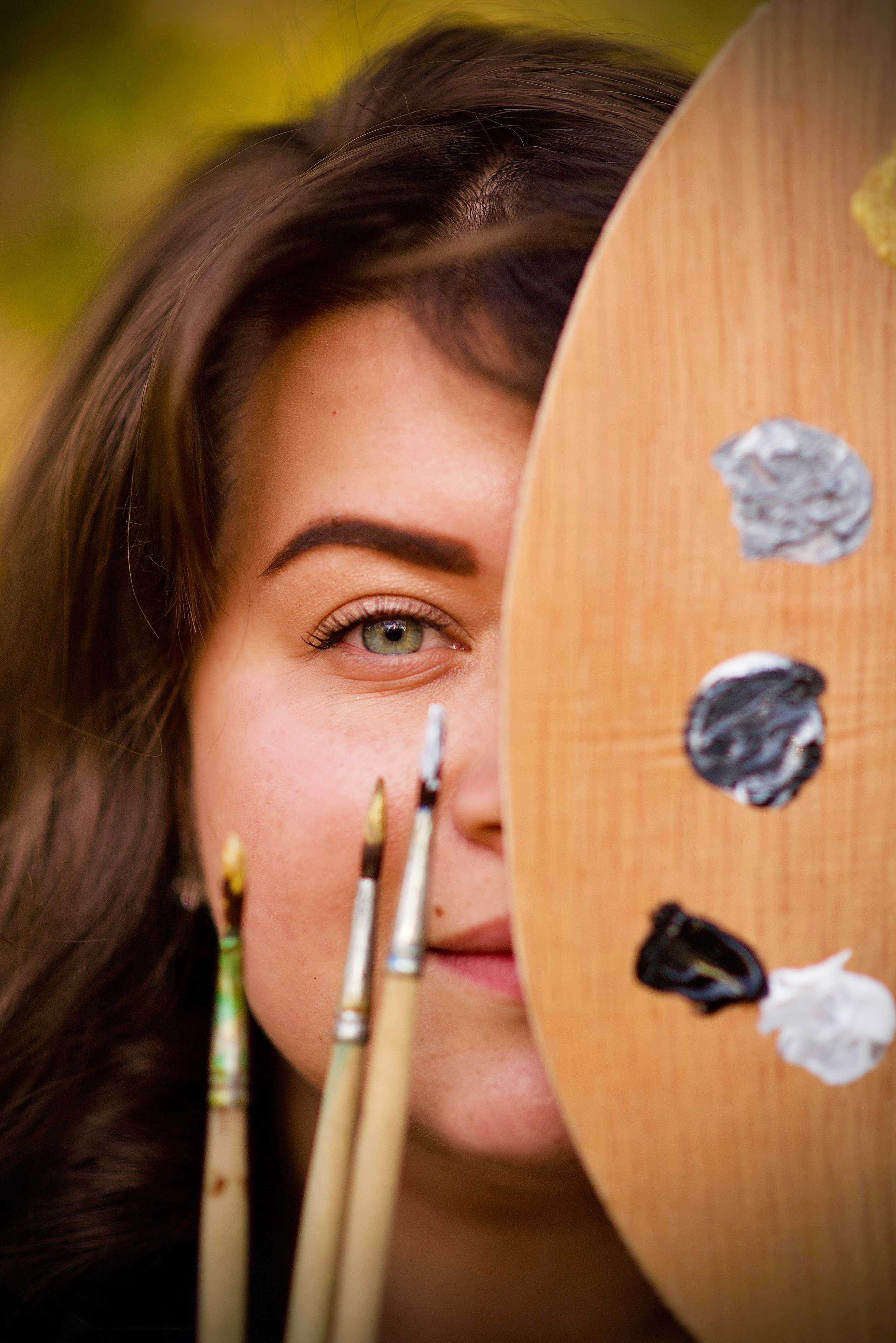 Художниця Альона у весняно-творчому процесі. Fotógrafa Maria Yakymycheva