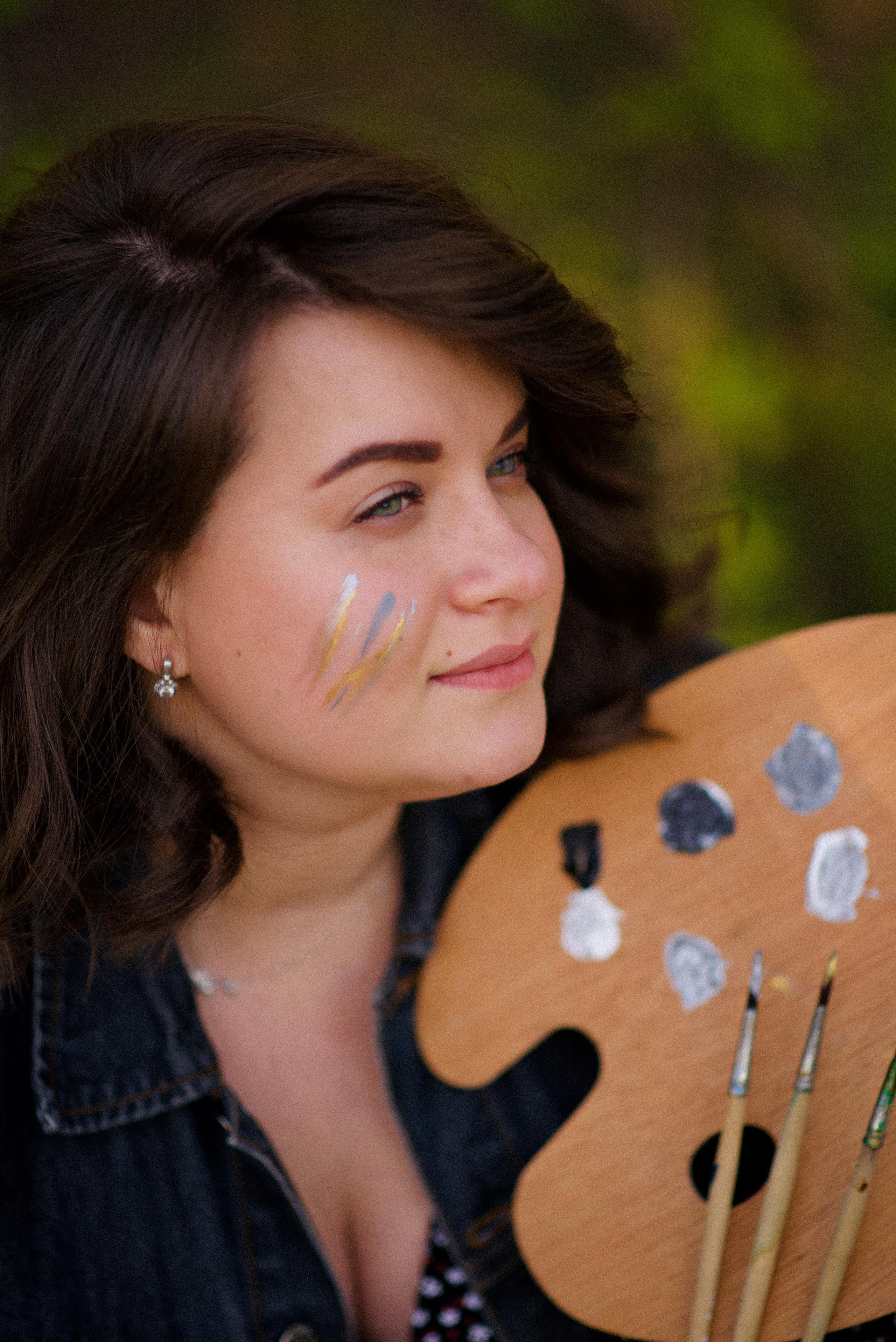 Художниця Альона у весняно-творчому процесі. Fotógrafa Maria Yakymycheva