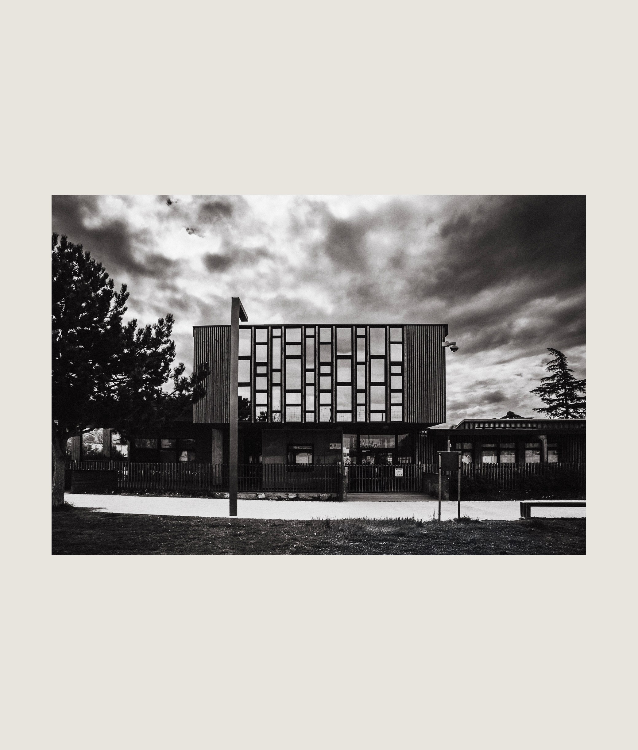 Bâtiment résidentiel moderne sous un ciel dramatique à Bourg-lès-Valence