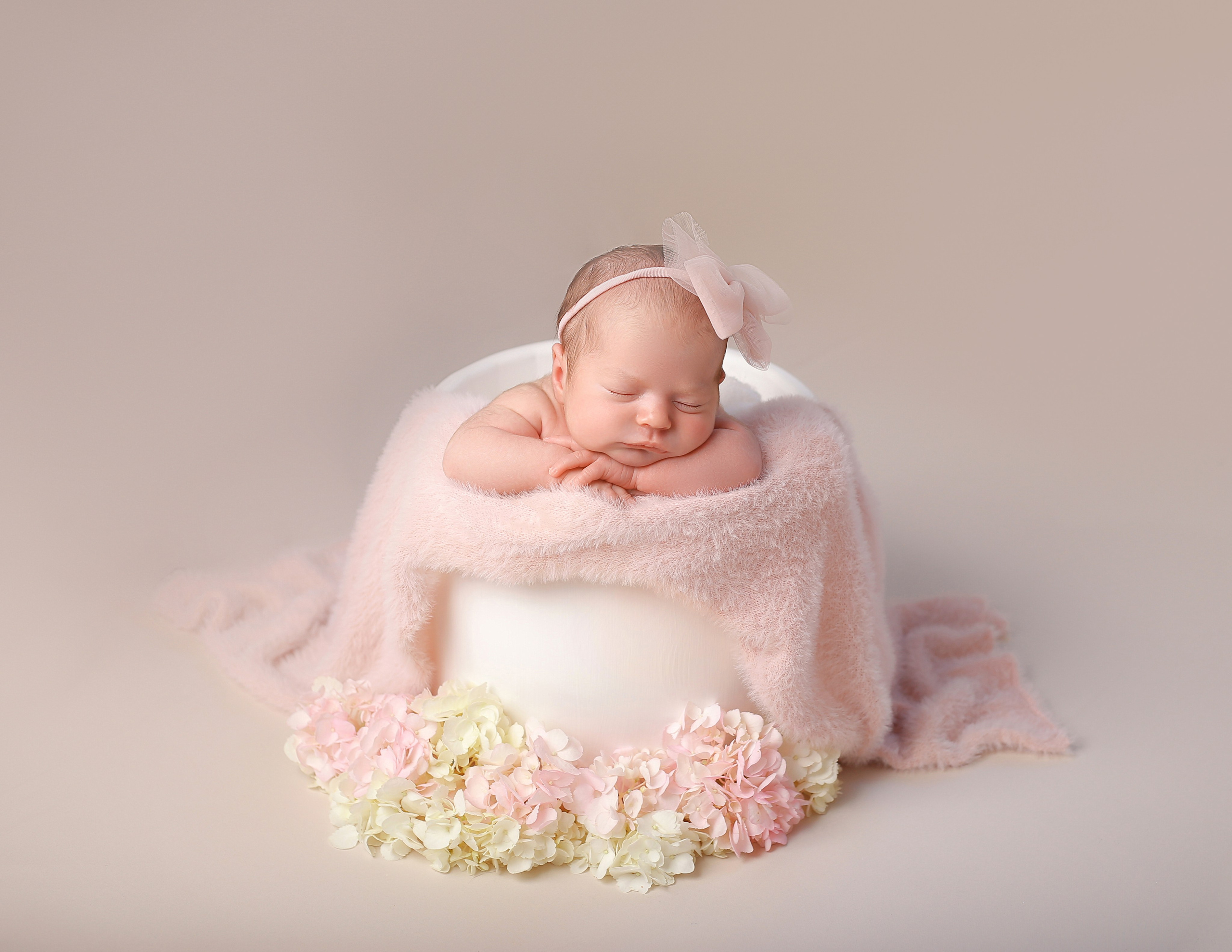 PRO NEWBORN ACADEMY. Fotografka miminek a těhotenství v Praze a celé ČR
