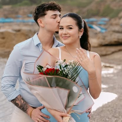 „Frisch verlobtes Paar nach einem Heiratsantrag auf Rhodos“