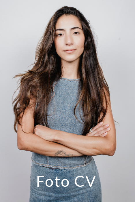 Fotografía escolar profesional en Madrid, Fotógrafo escolar capturando momentos en el aula, Reportaje de fotografía escolar para graduaciones y fin de curso, Fotos de alumnos en colegios y academias, Paquetes de fotografía escolar personalizados para cada centro, Fotografía de actividades escolares y eventos educativos, Fotografía de concursos y actividades escolares, Foto de grupo de estudiantes con uniforme escolar, Sesión de fotos para recuerdos escolares, Orlas de graduación para colegios institutos y universidades, Orlas escolares online y personalizadas, Orla de fin de curso con diseño profesional, Fotografía para orlas creativas y originales, Alumno sosteniendo su orla de graduación, Orlas infantiles con diseños divertidos y coloridos, Orlas de bachillerato con fotos profesionales, Visitas virtuales para colegios y escuelas, Tour virtual educativo para instituciones académicas, Carpeta de fotografías escolares personalizadas, Entrega de premios en concurso de fotografía escolar, Fotografía documental escolar momentos en clase y recreo, Taller de fotografía escolar para estudiantes