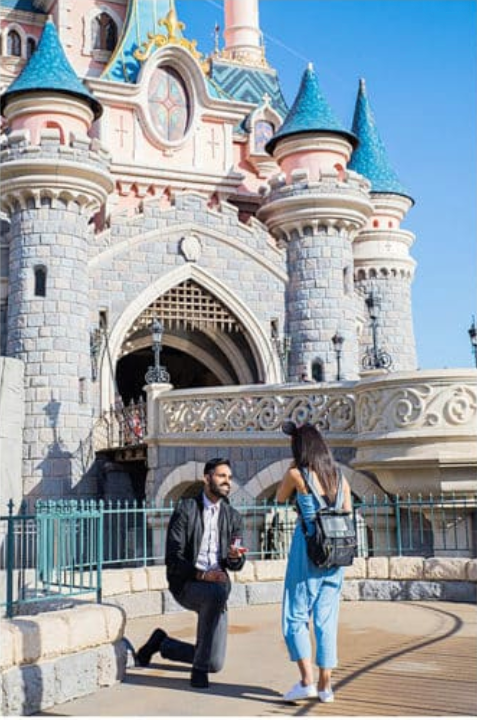 Best Photographer in Paris: Your Guide to Unforgettable Winter Photoshoots at Disneyland Paris. Photographe à Paris