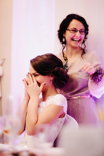 Kāzas rudenī lietainā dienā ar Vecrīgā