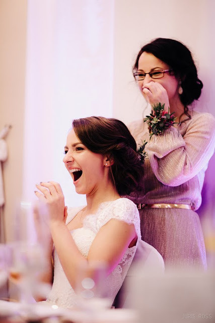 Kāzas rudenī lietainā dienā ar Vecrīgā