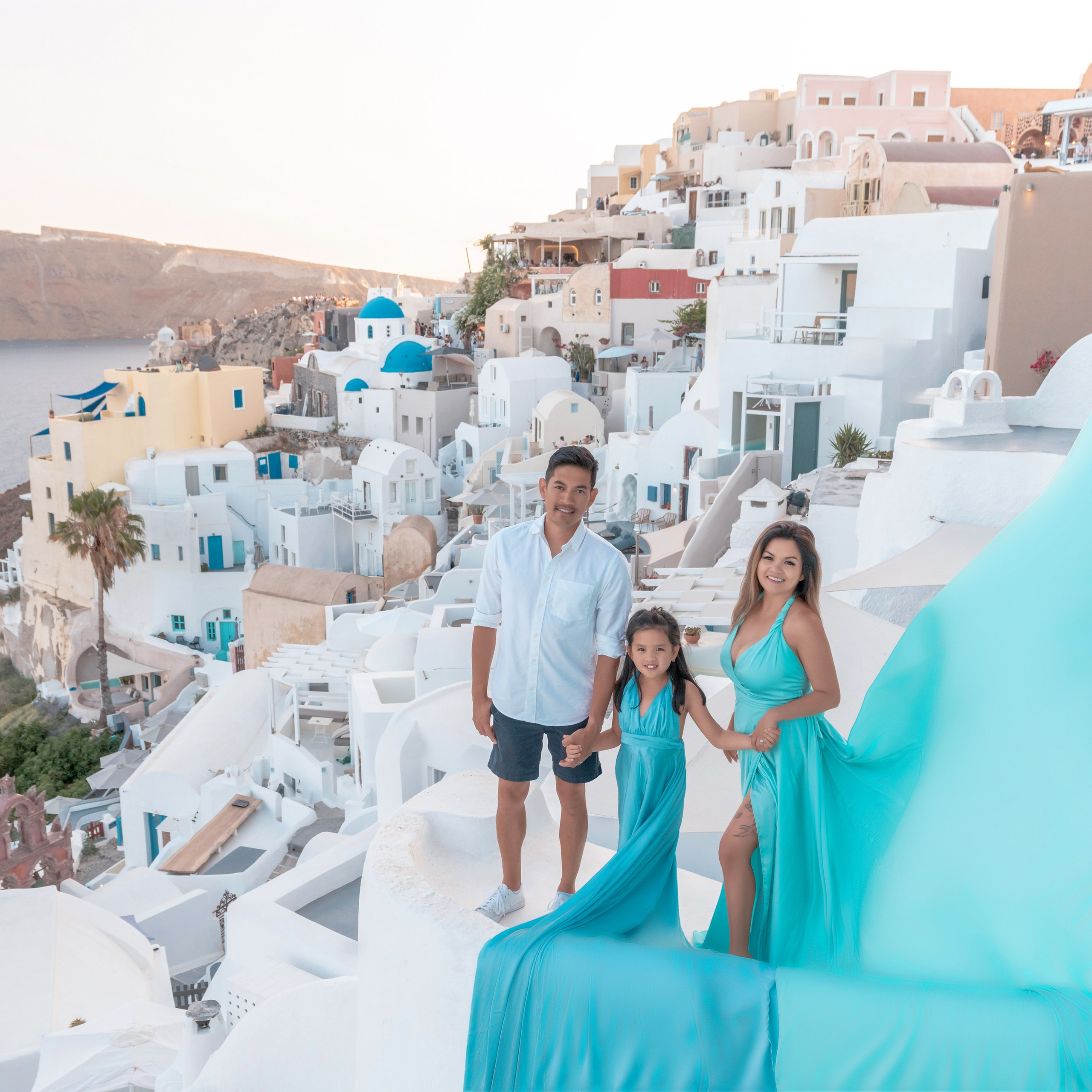 Robe Volante Bleu Royal Dos  Location 100 Euros. Photographe vidéaste à Santorin|Séances photos de Robe volante Santorin|