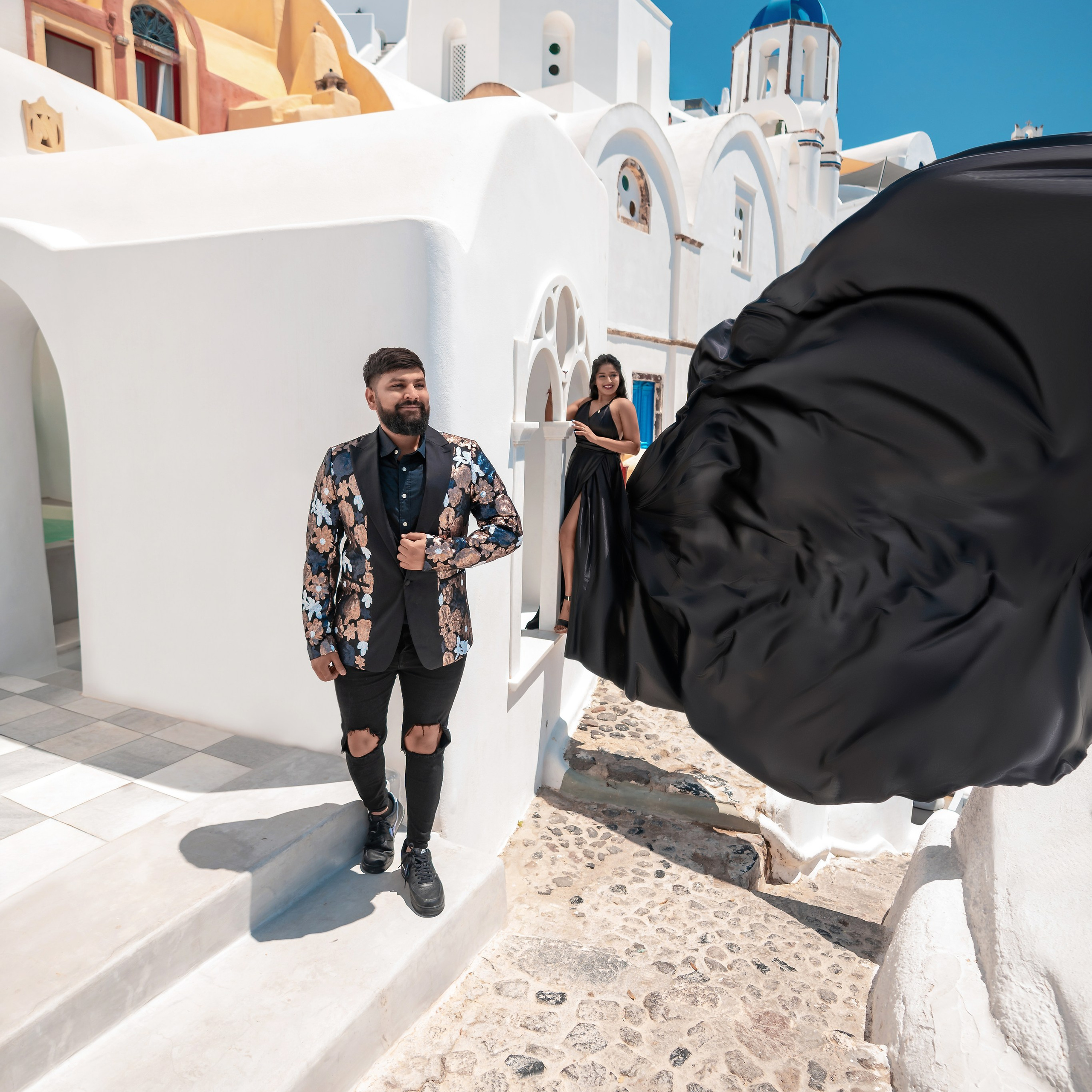 Plus size flying dress Santorini. Photographe vidéaste à Santorin|Séances photos de Robe volante Santorin|