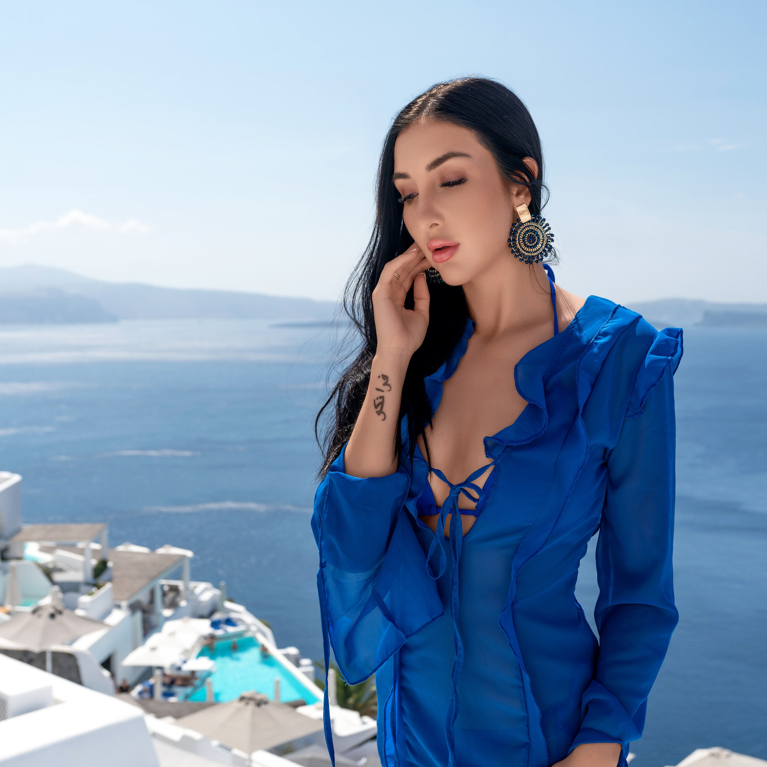 When is the best time to visit Santorini. Photographer in Santorini SokoLOVE Alex| Flying Dress Santorini