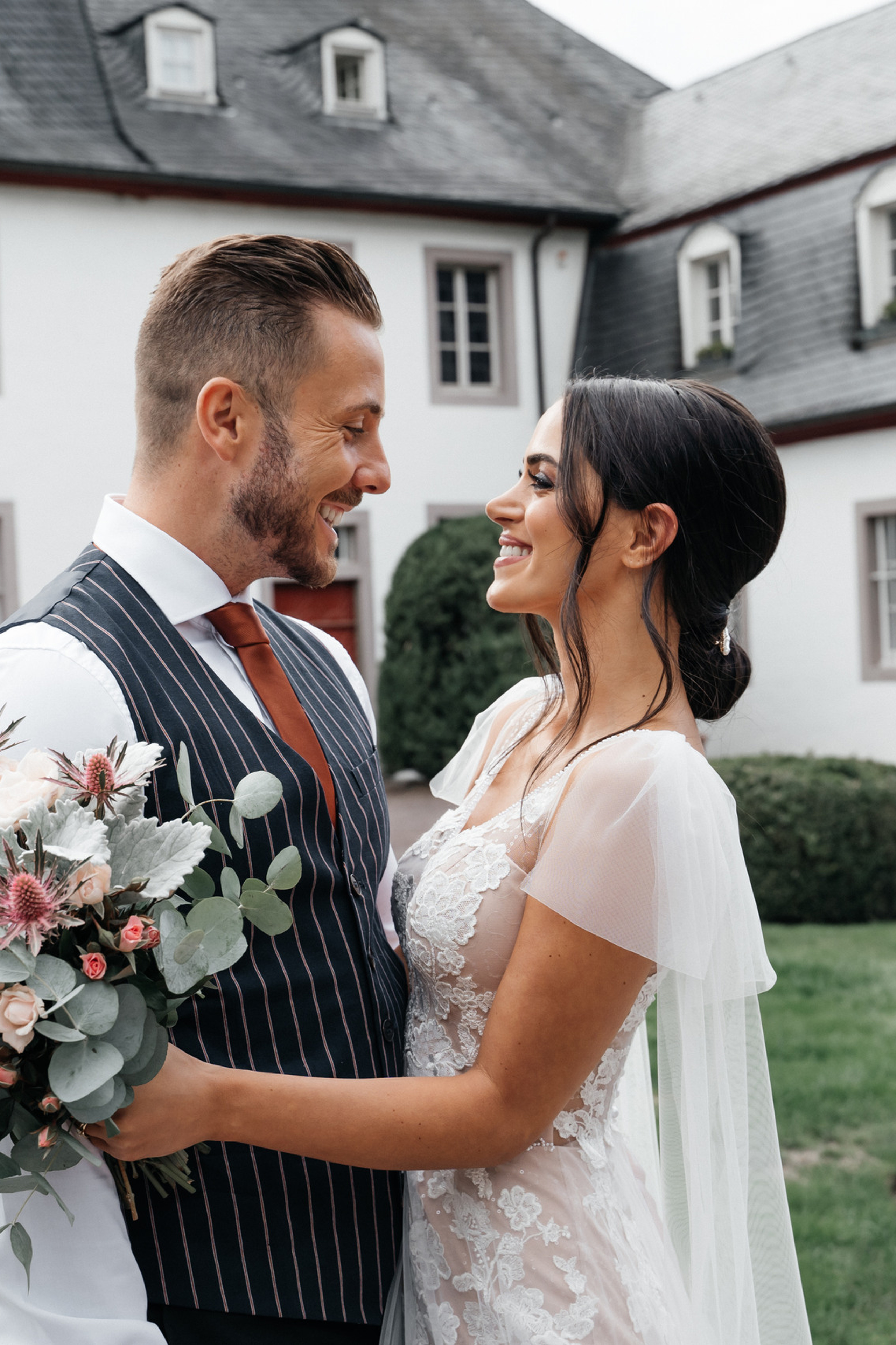 Heiße Love Story am Rheinufer. Hochzeitsfotograf für Moers, Niederrhein, Düsseldorf, NRW und Deutschland