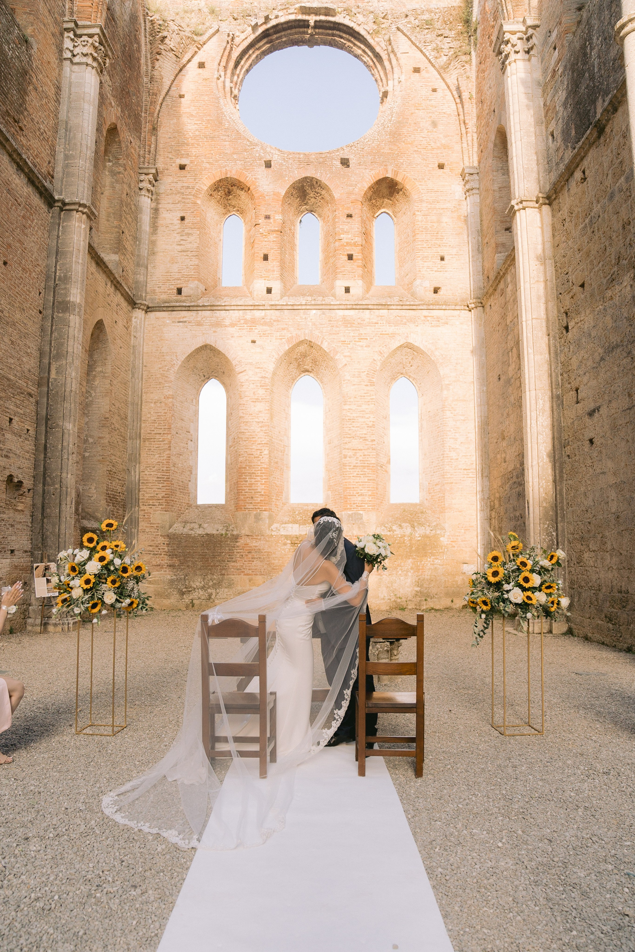 Timeless Romance: Gabriela & Martin's Wedding. Raw Studio: Capturing Elegant weddings accross Europe