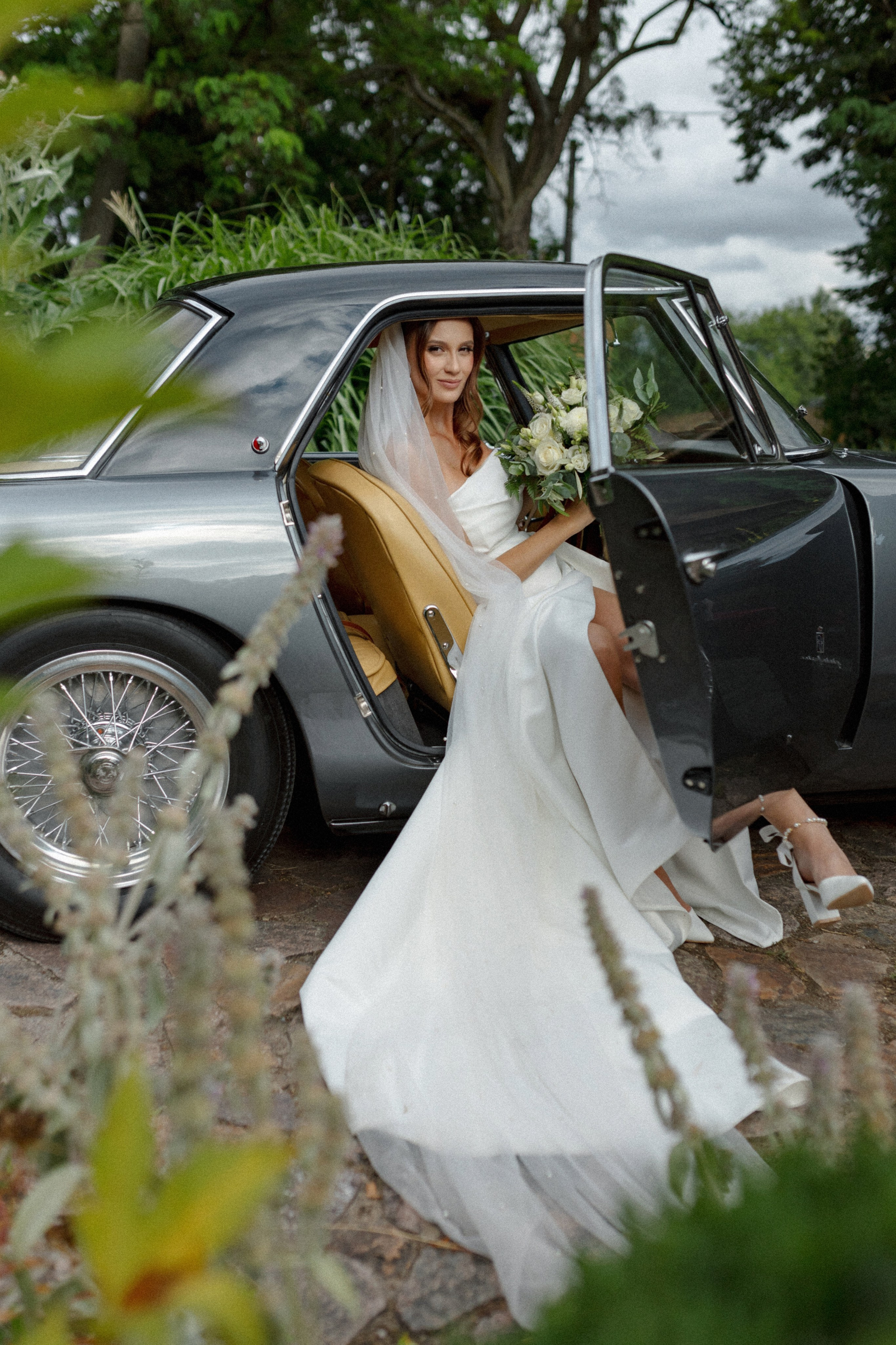 Timeless Romance: Gabriela & Martin's Wedding. Raw Studio: Capturing Elegant weddings accross Europe