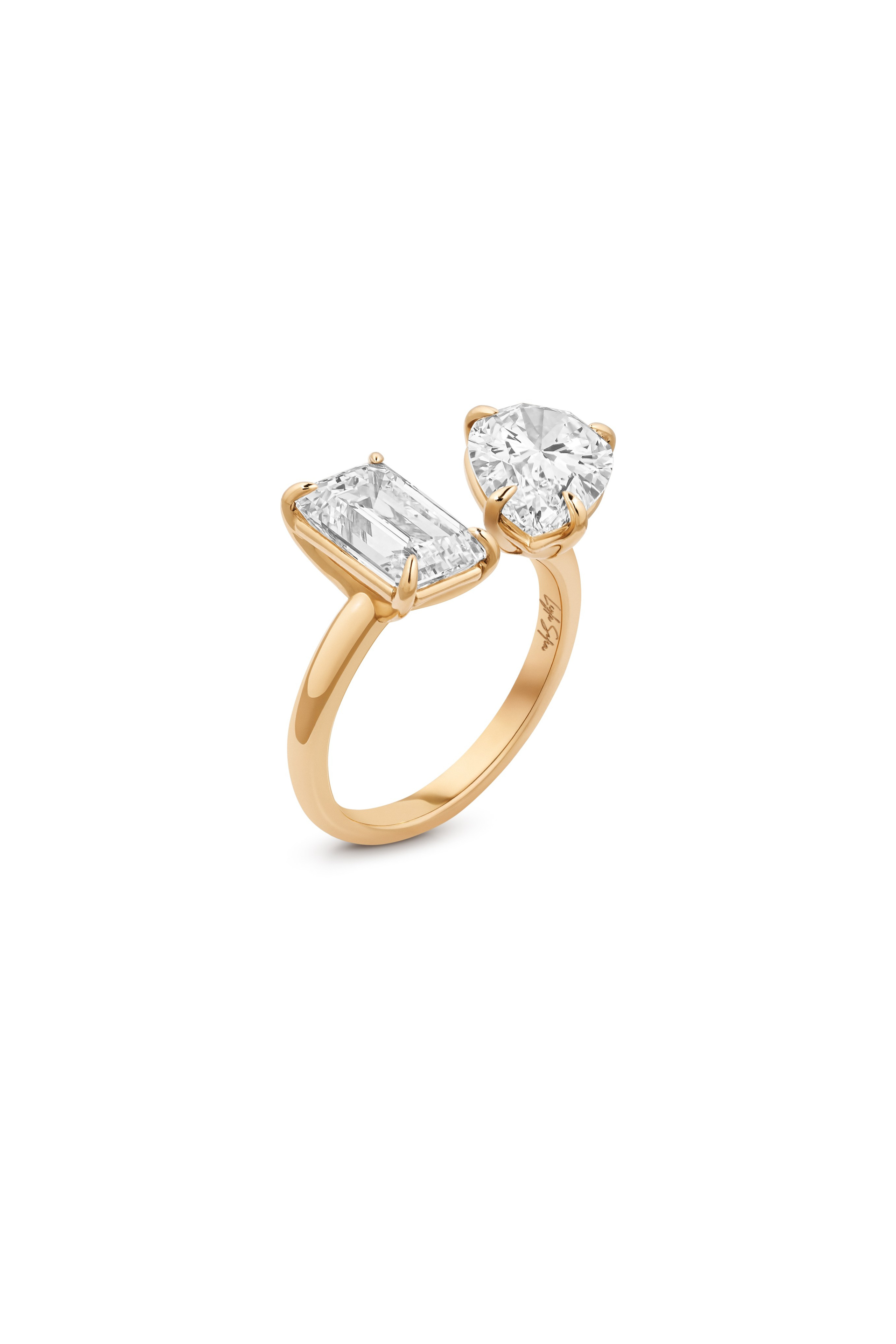 Diamond engagement rings and earrings: yellow gold, white gold and pavé in one consistent set